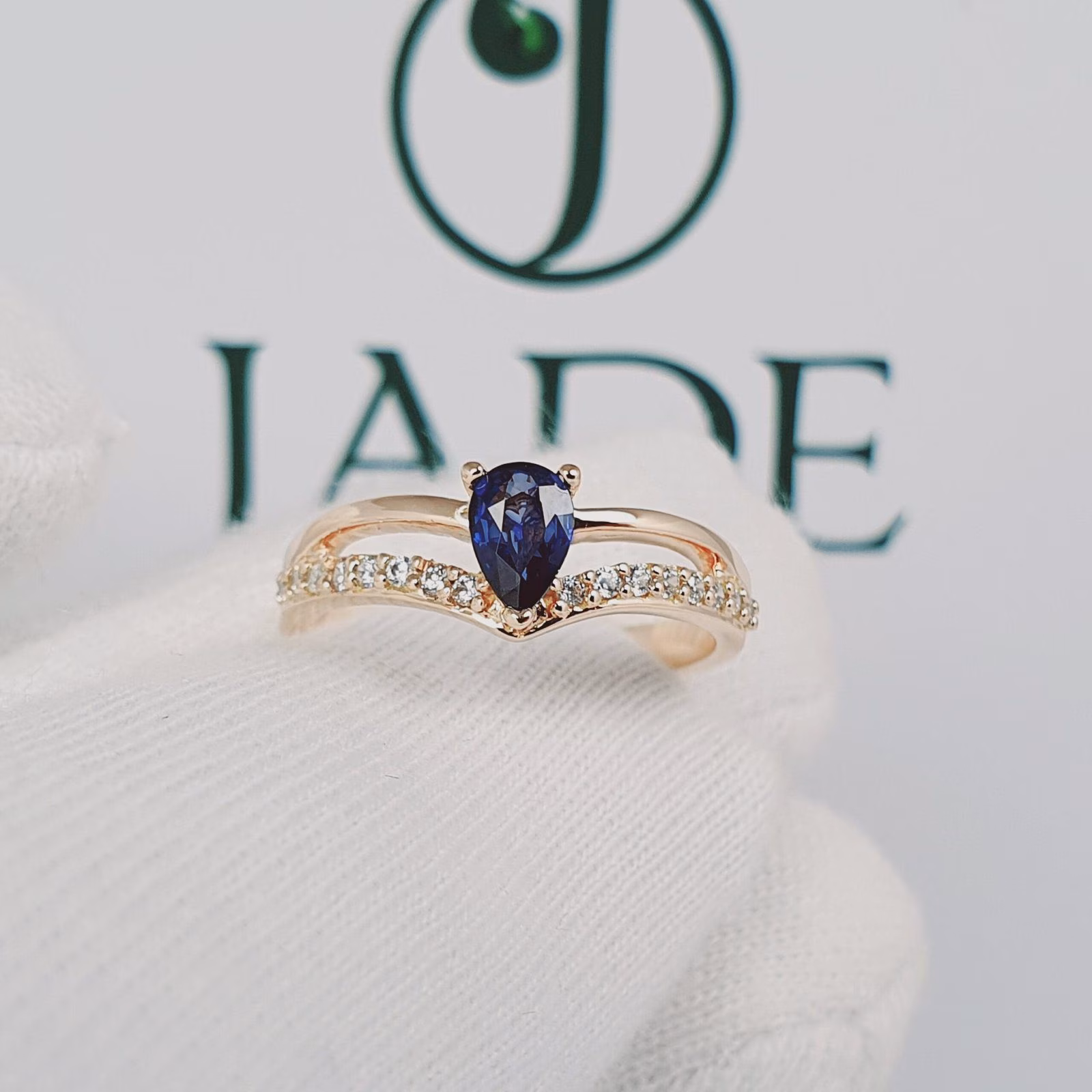 Anillo de compromiso con zafiro natural en oro18k