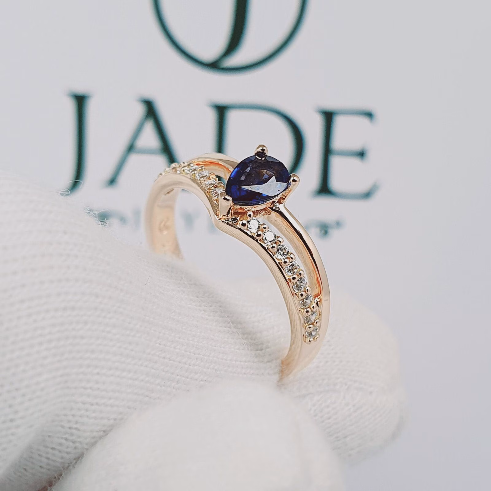 Anillo de compromiso con zafiro natural en oro18k