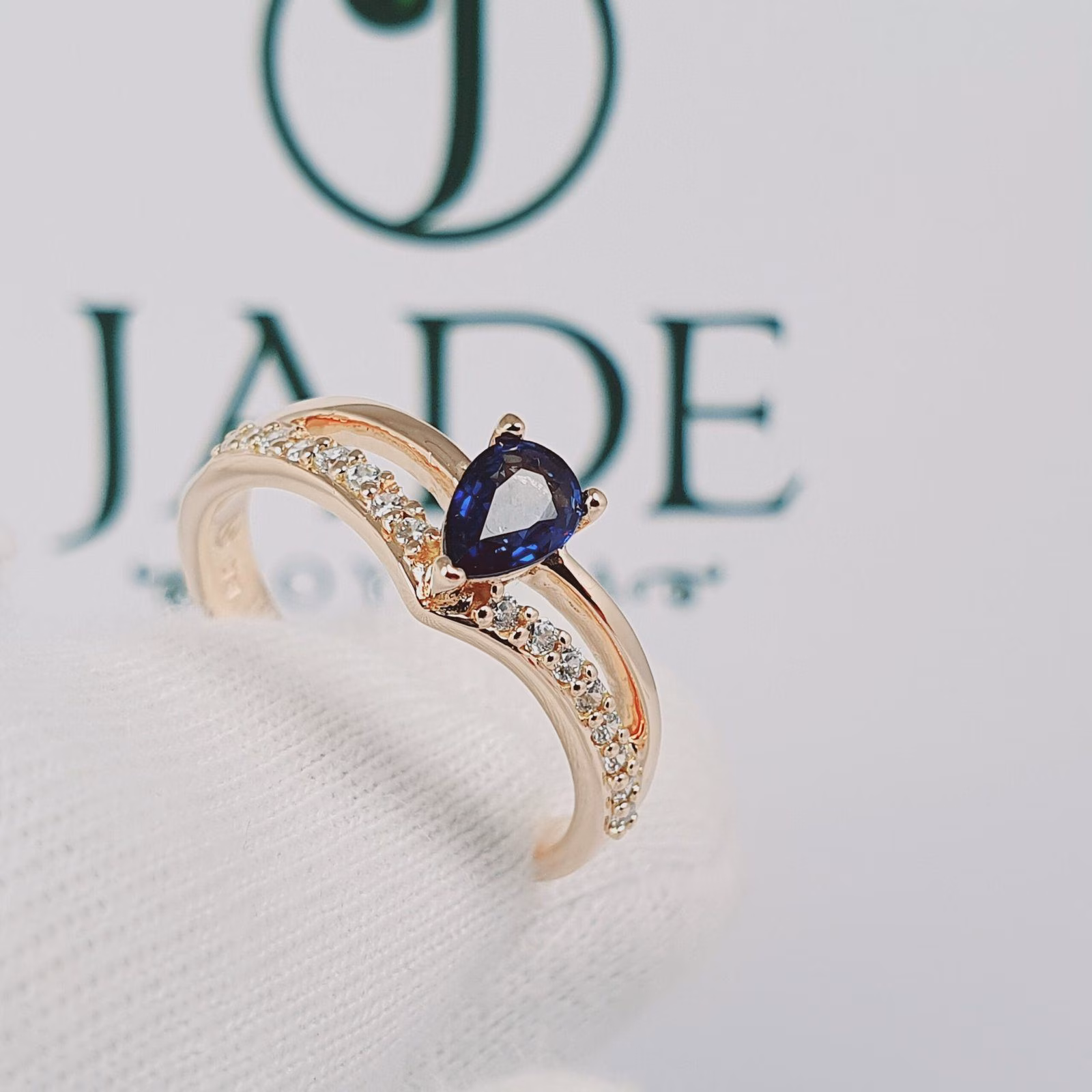 Anillo de compromiso con zafiro natural en oro18k