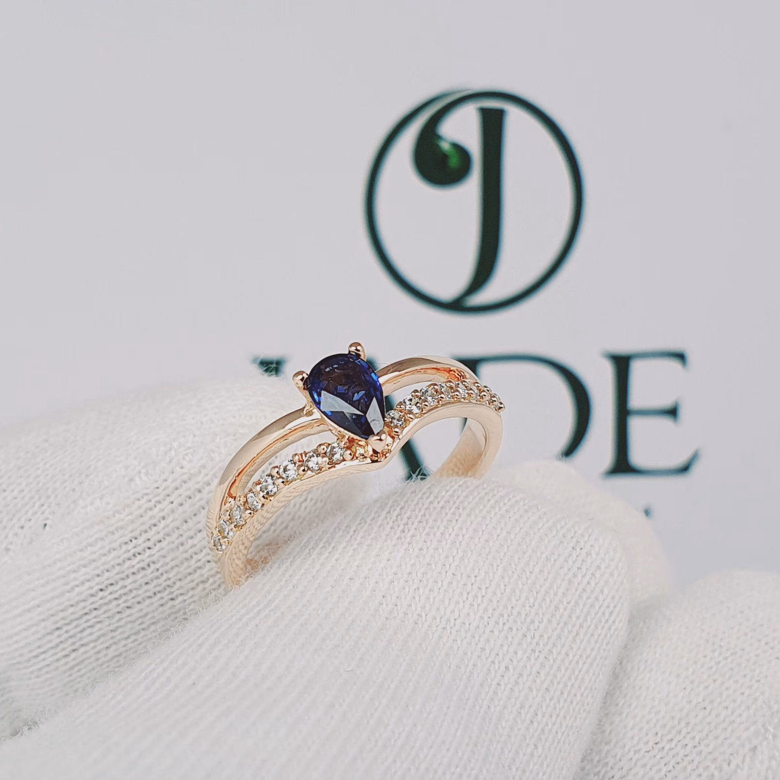 Anillo de compromiso con zafiro natural en oro18k