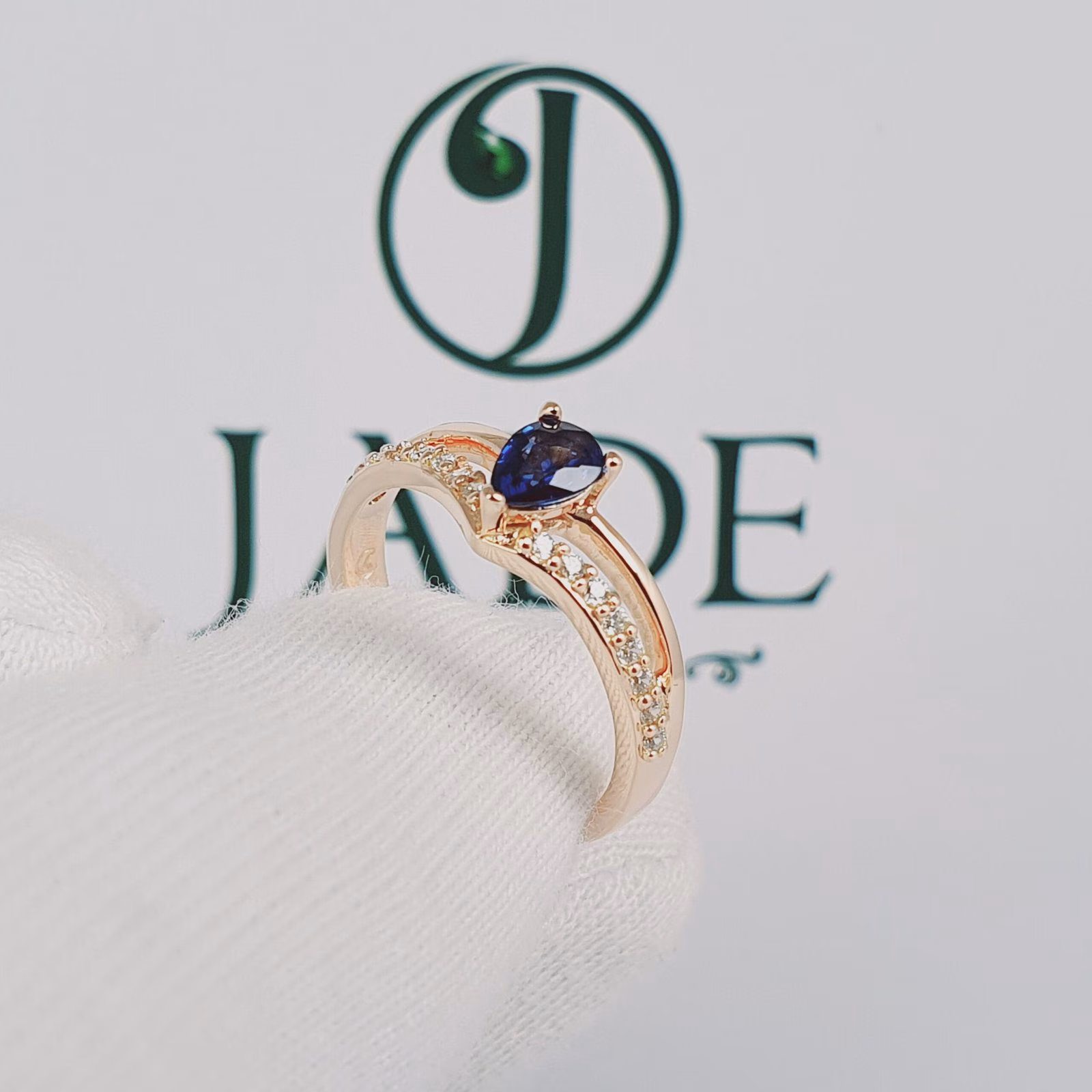 Anillo de compromiso con zafiro natural en oro18k