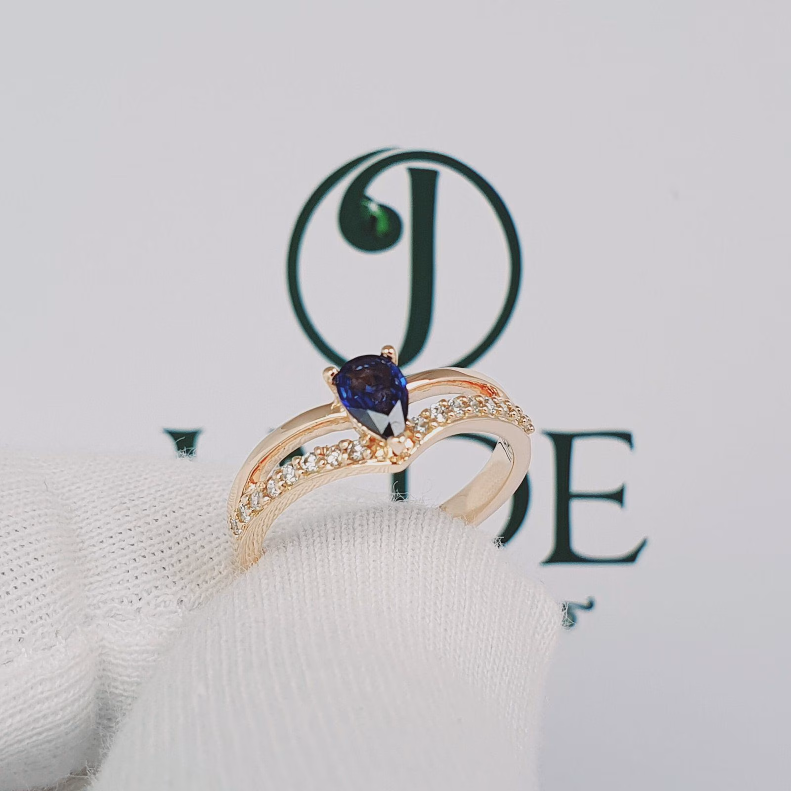 Anillo de compromiso con zafiro natural en oro18k