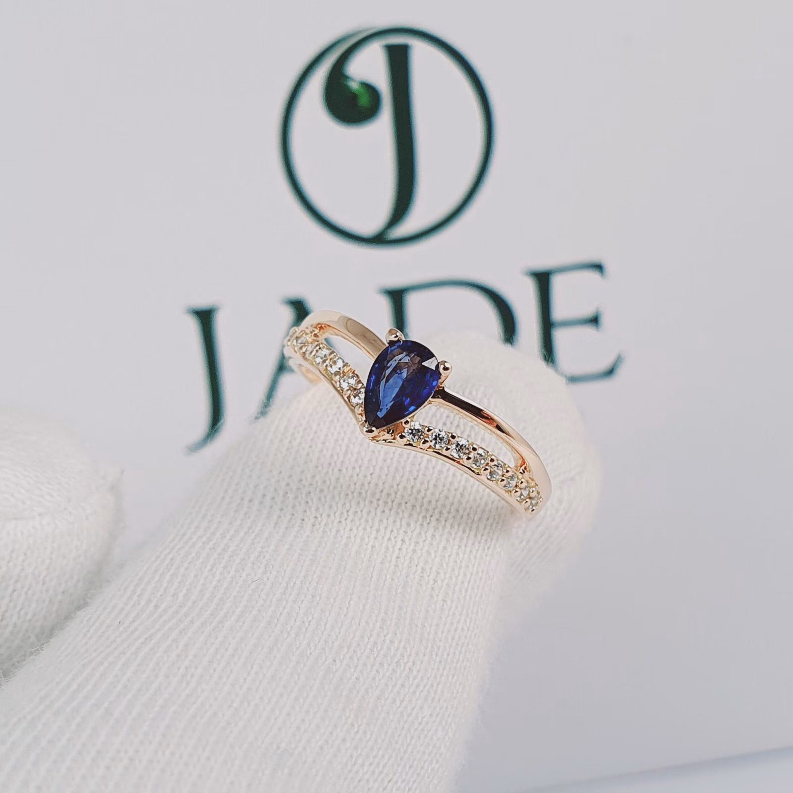 Anillo de compromiso con zafiro natural en oro18k