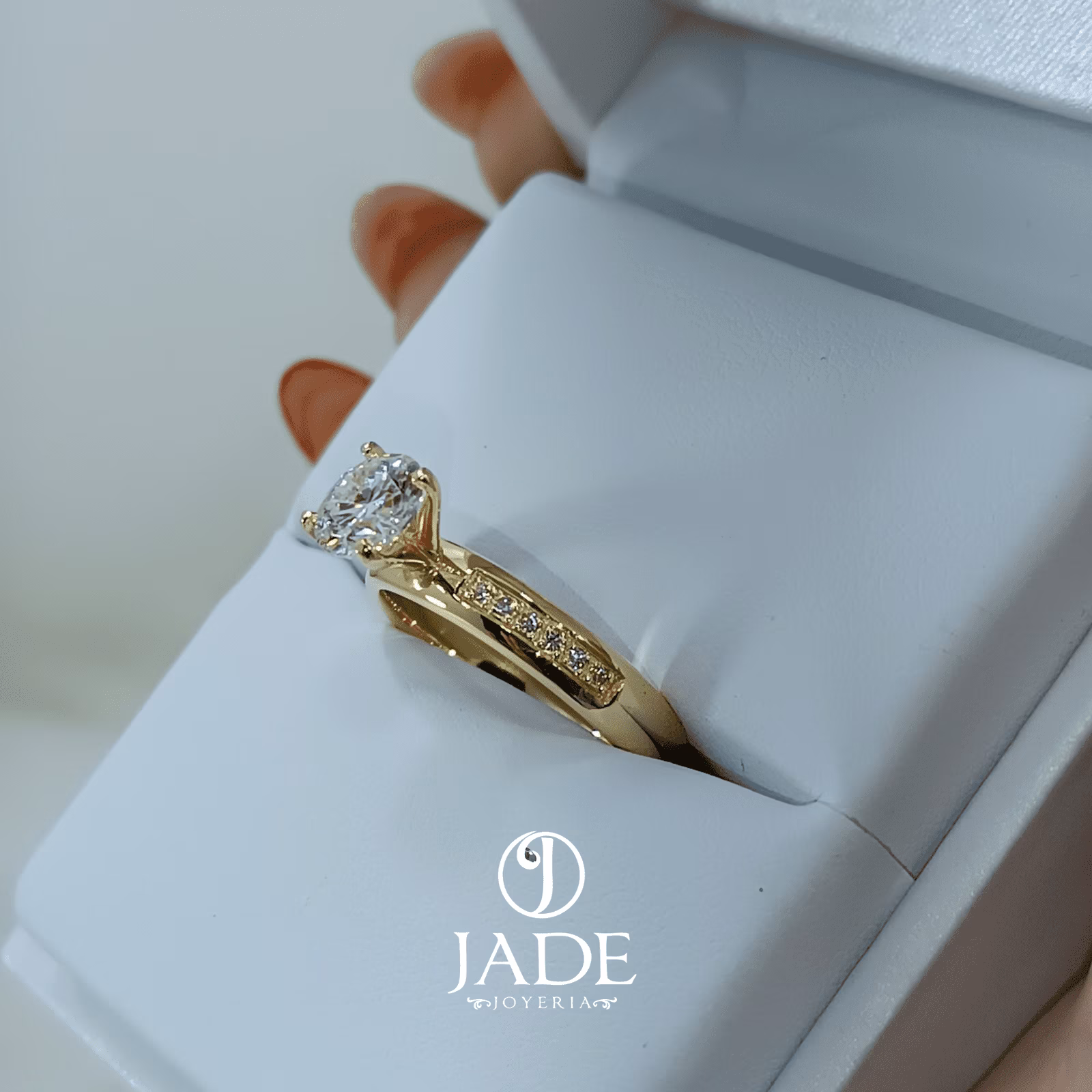 Anillo de compromiso en oro 18k