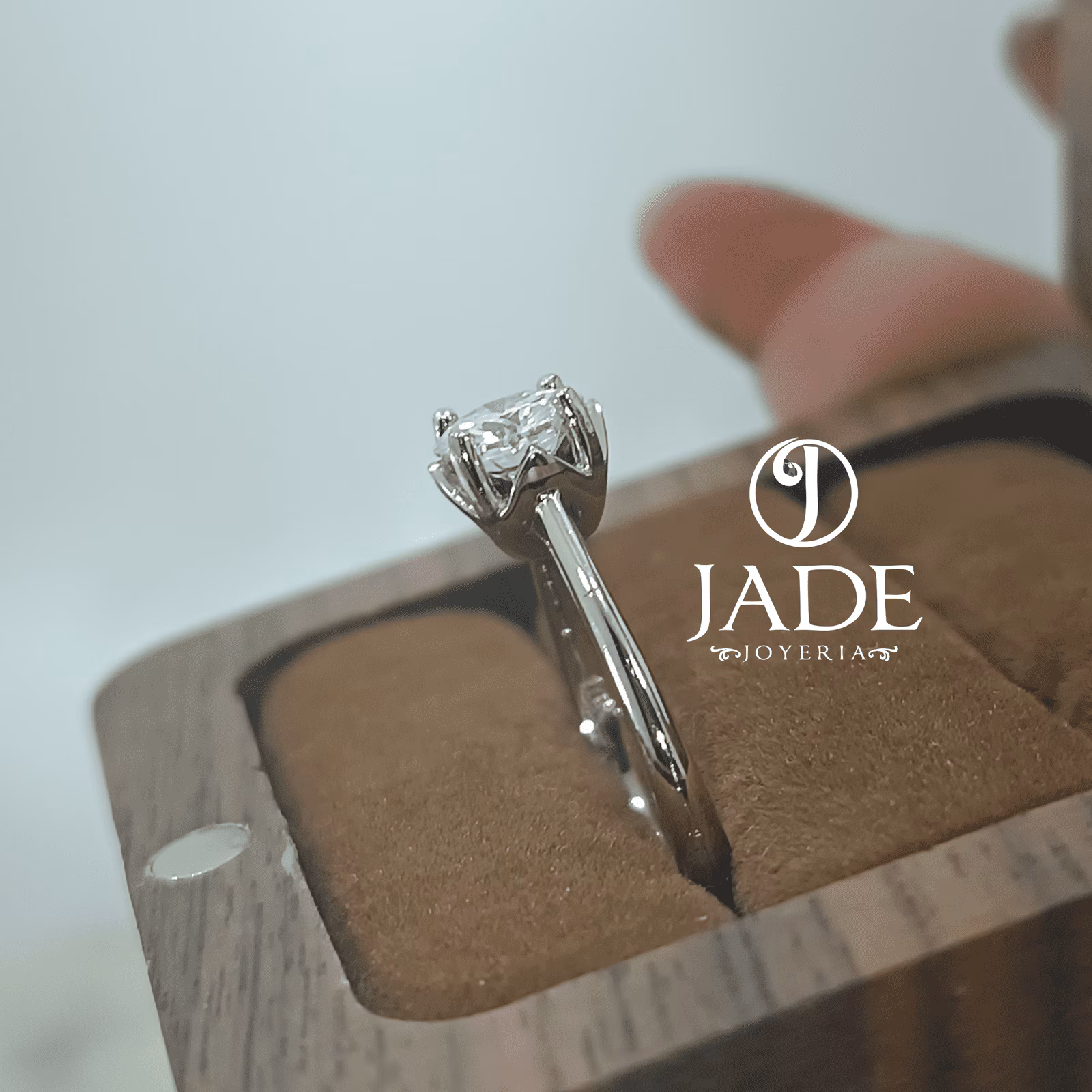 Anillo de compromiso en oro blanco 18k