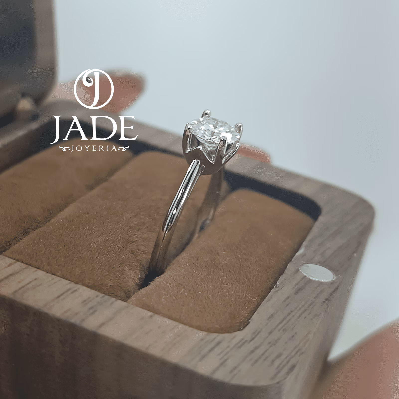 Anillo de compromiso en oro blanco 18k