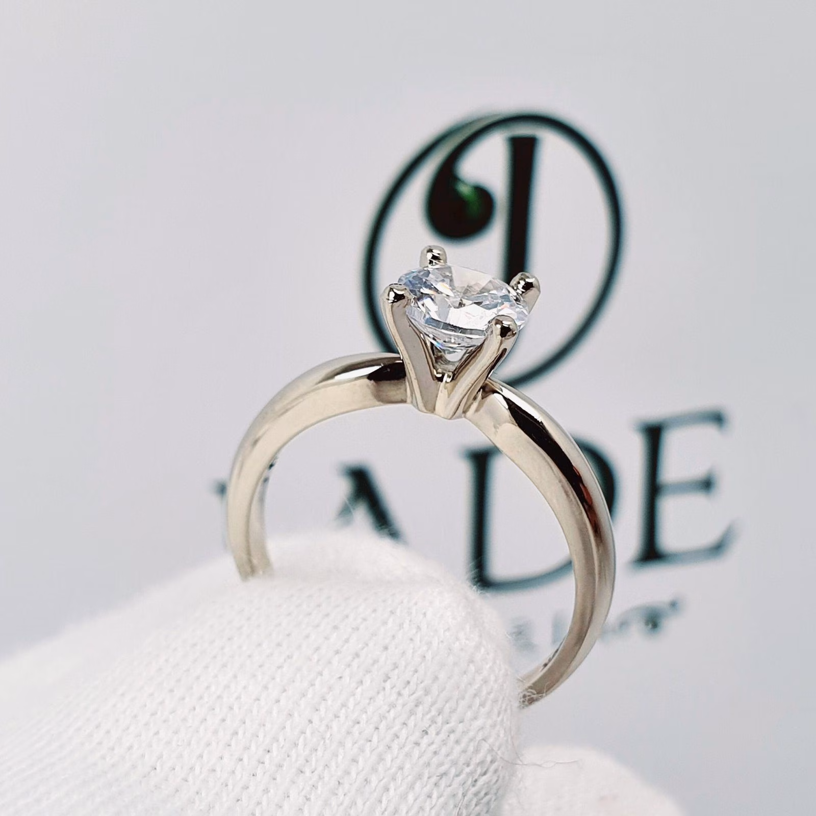 Anillo de compromiso solitario en oro blanco 18k