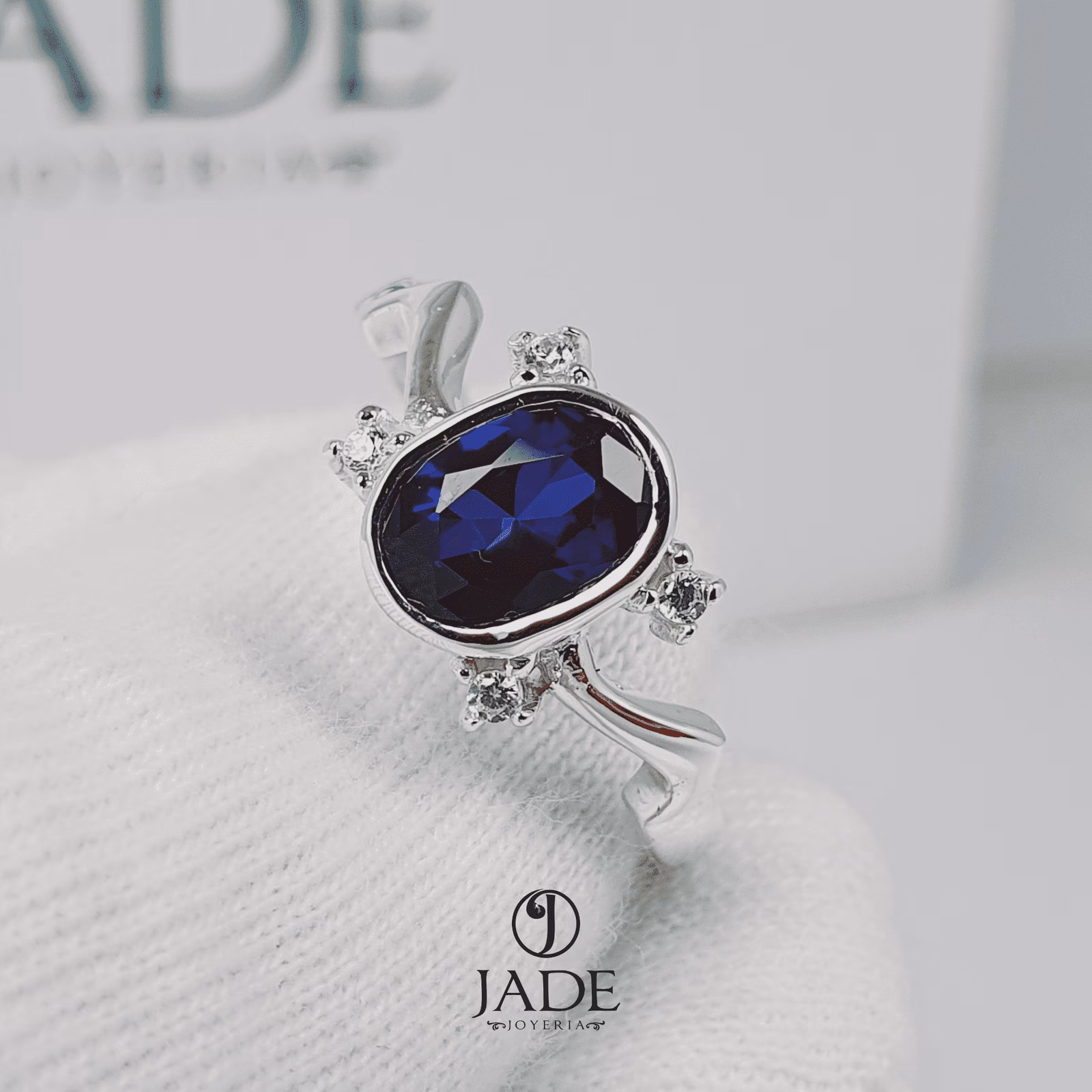 Anillo de piedra azul en plata fina