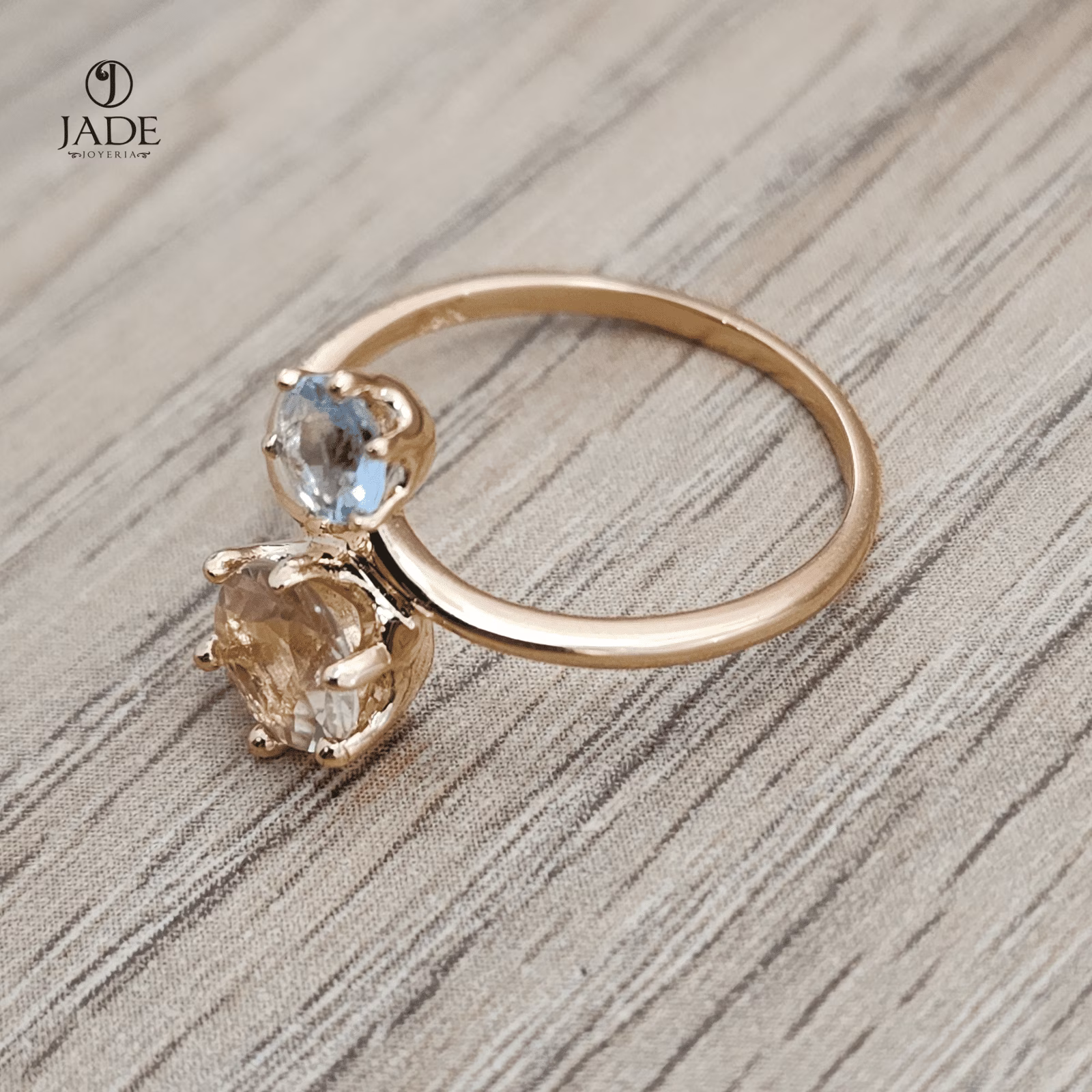 Anillo de Piedra Turmalina champagne y aguamarina en oro de 18k