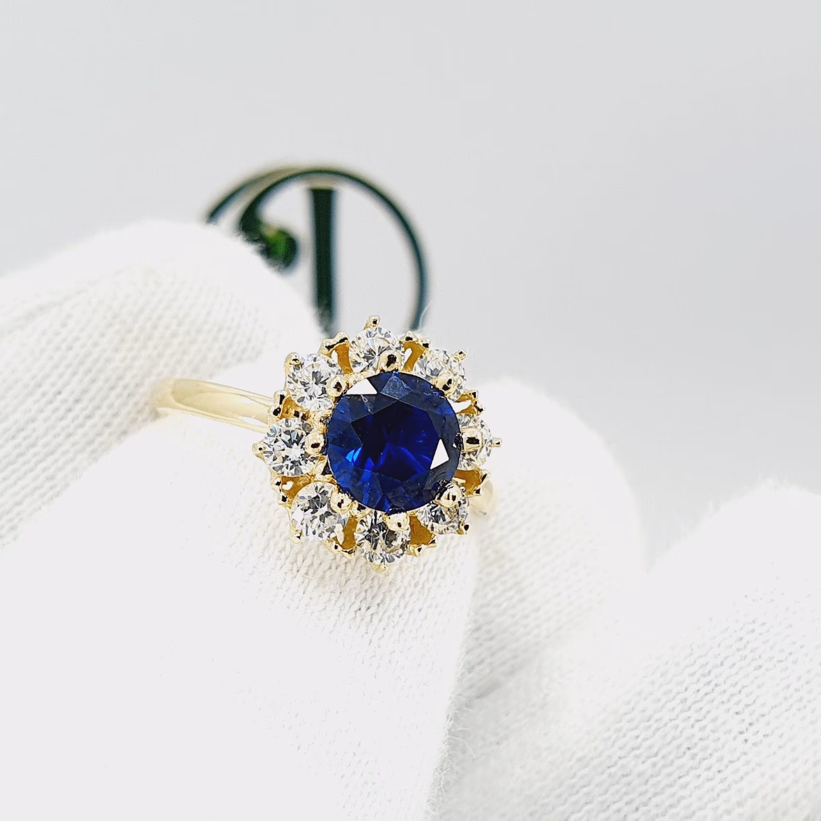 Anillo en oro piedra azul
