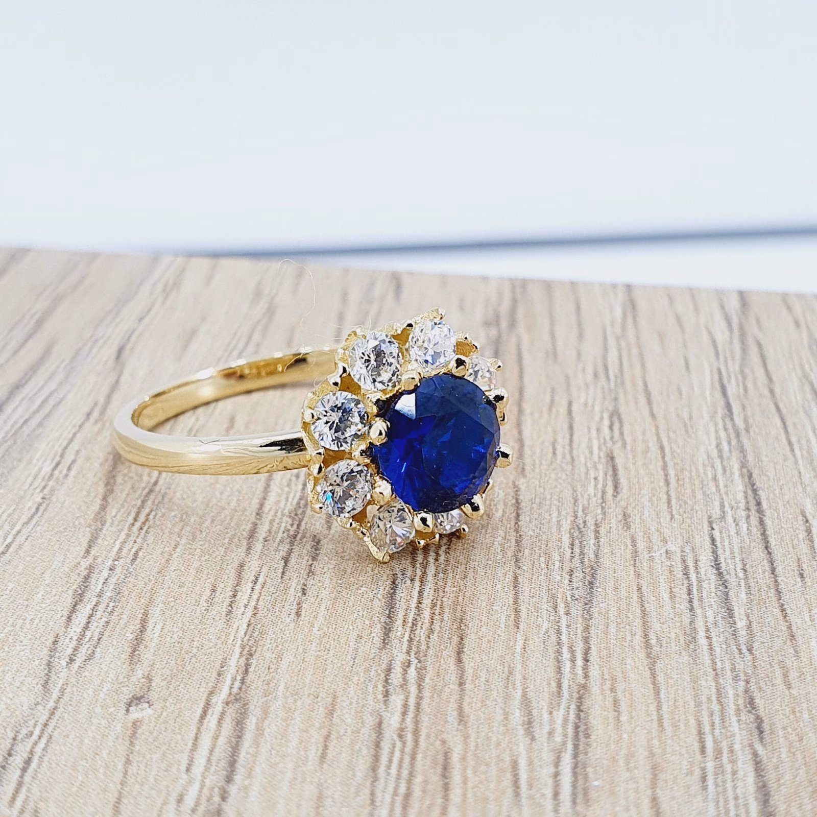 Anillo en oro piedra azul