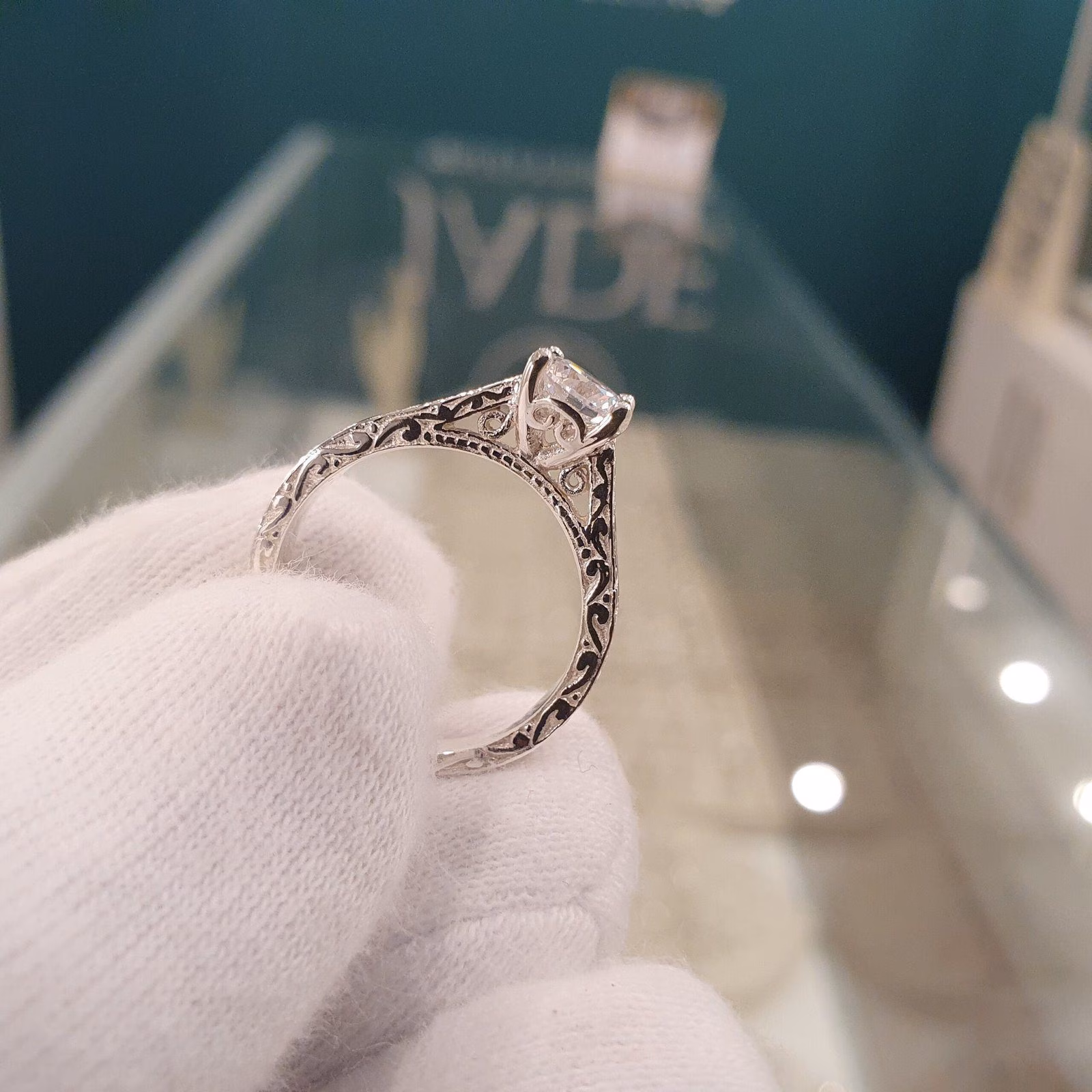 Anillo en plata de compromiso labrado a buril