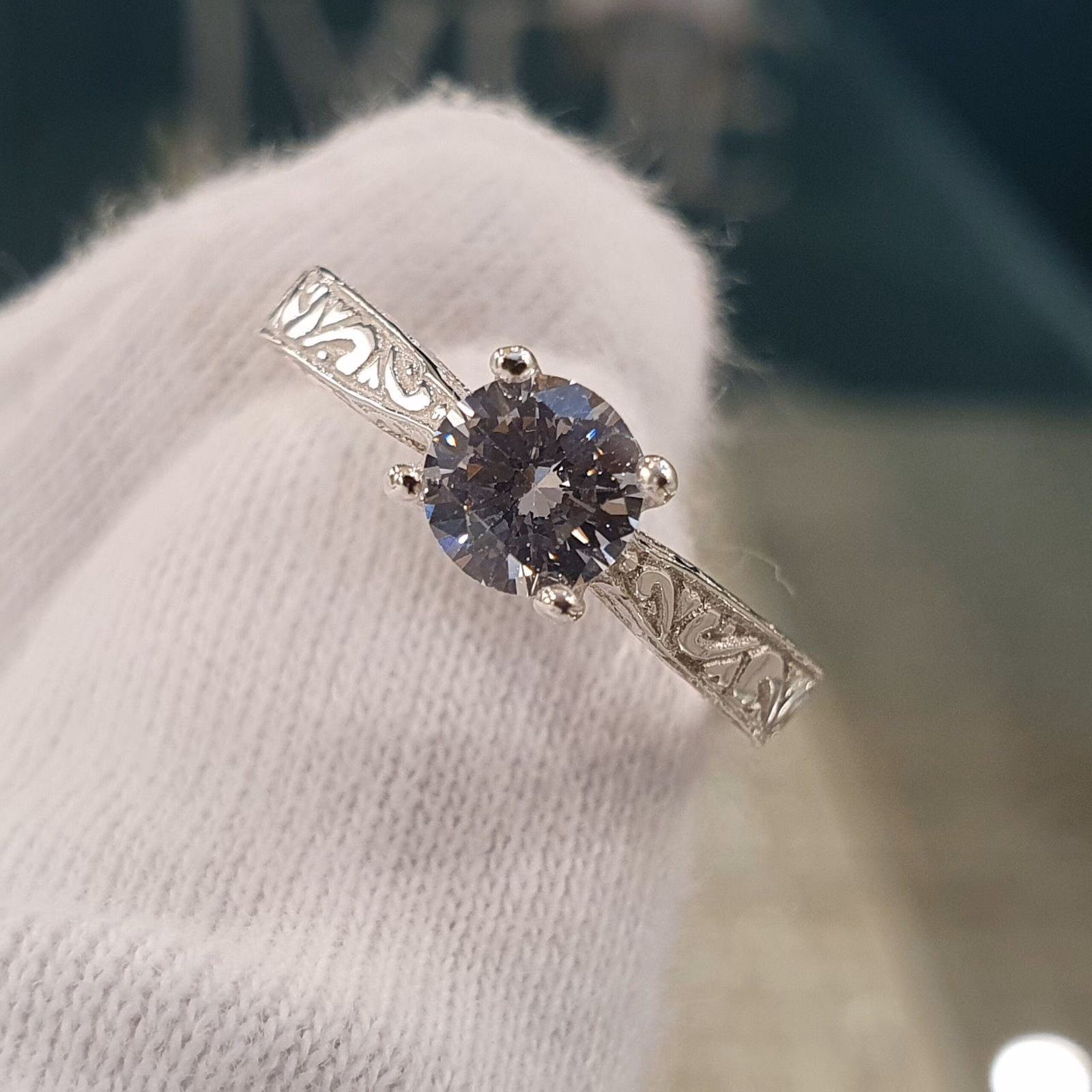 Anillo en plata de compromiso labrado a buril