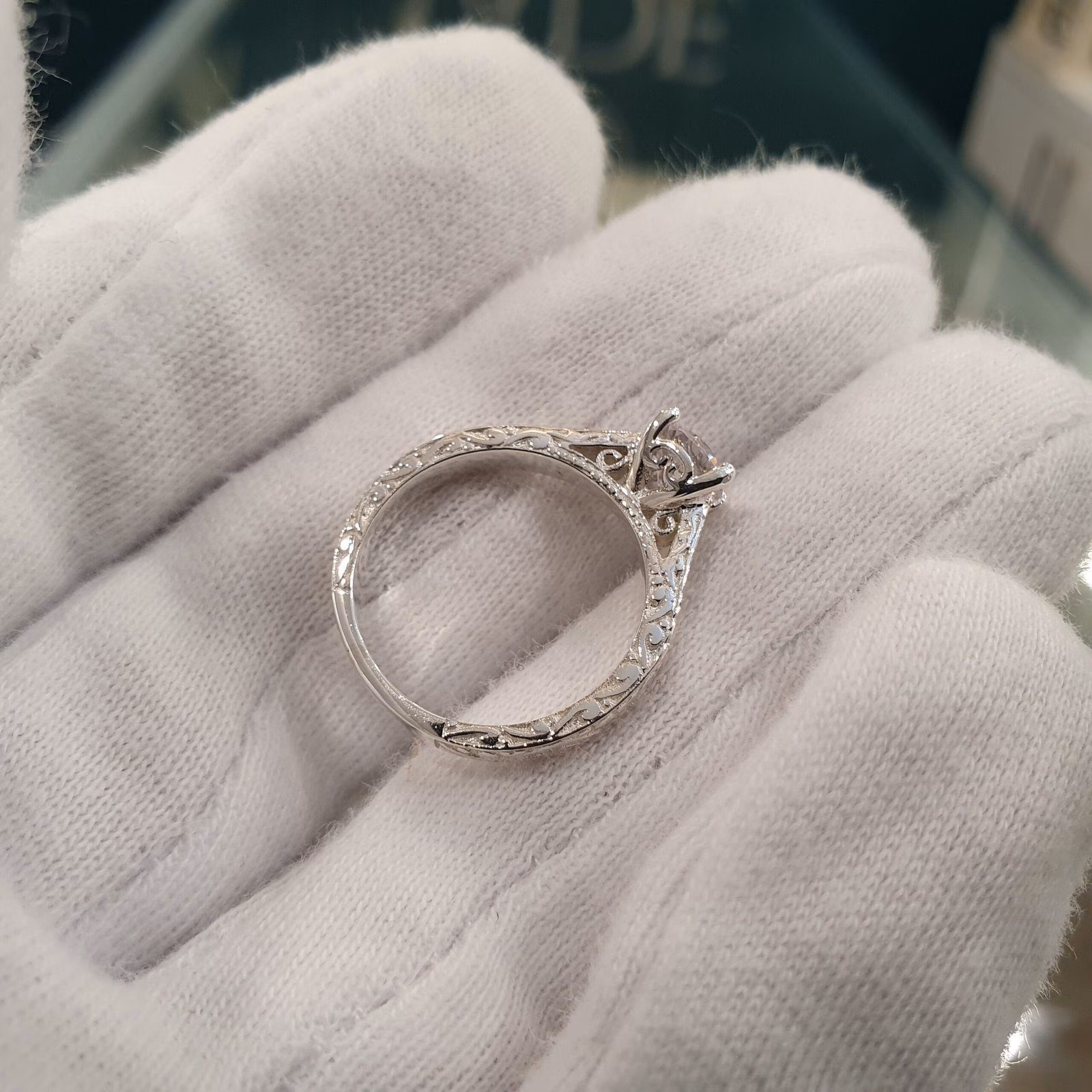 Anillo en plata de compromiso labrado a buril
