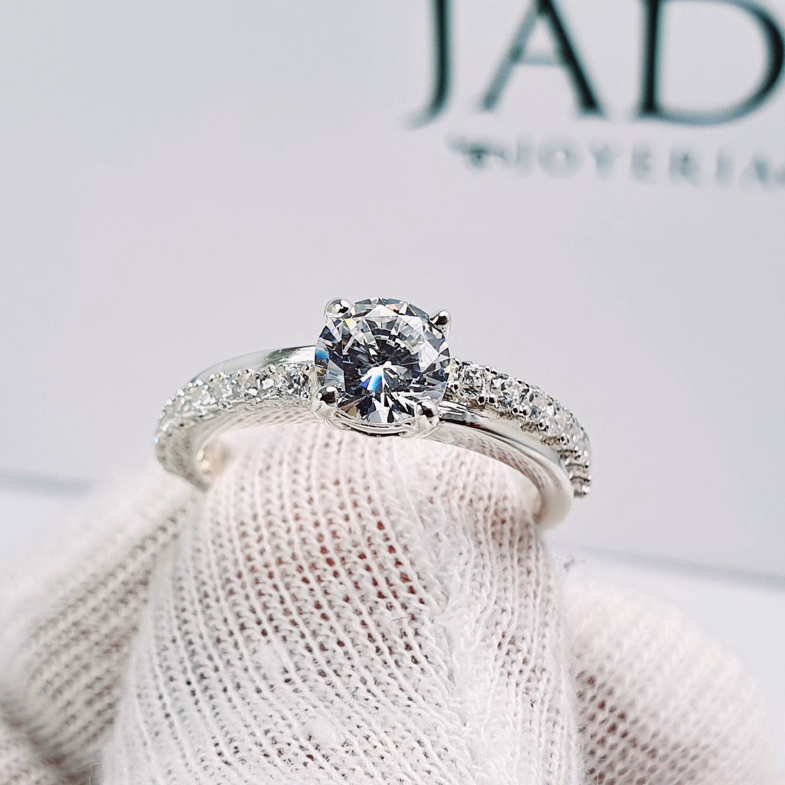 Anillo Fernanda de Compromiso en Plata con Piedras Laterales
