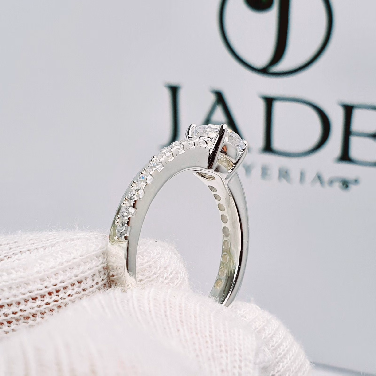 Anillo Fernanda de Compromiso en Plata con Piedras Laterales