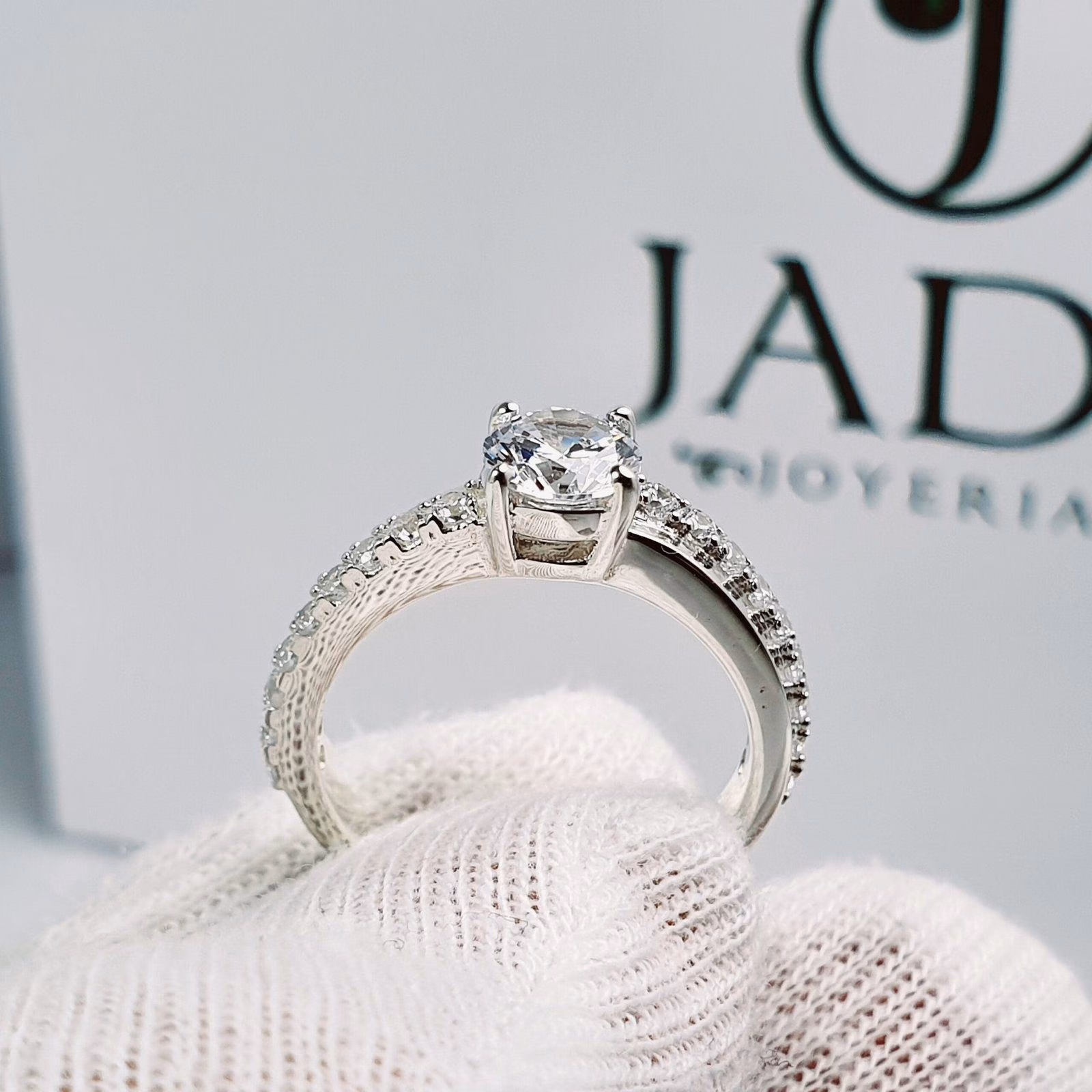 Anillo Fernanda de Compromiso en Plata con Piedras Laterales