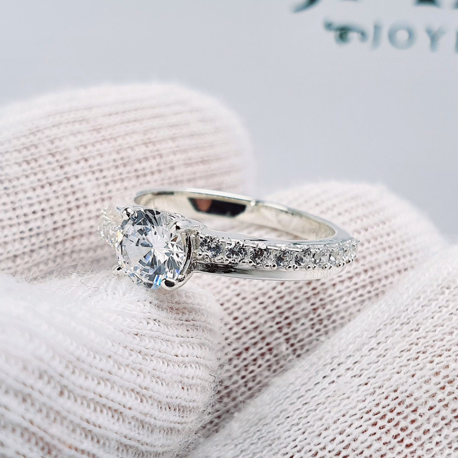Anillo Fernanda de Compromiso en Plata con Piedras Laterales