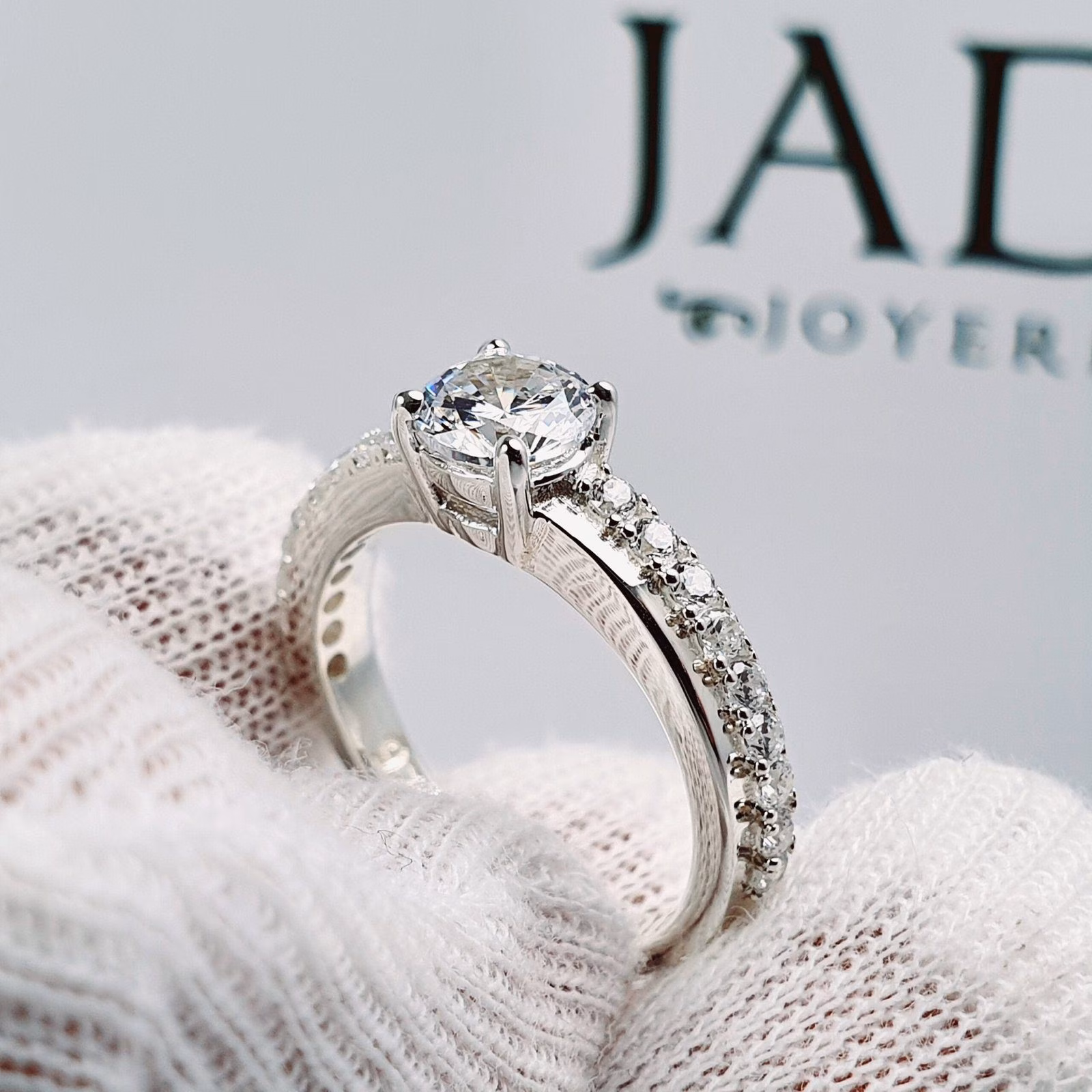 Anillo Fernanda de Compromiso en Plata con Piedras Laterales