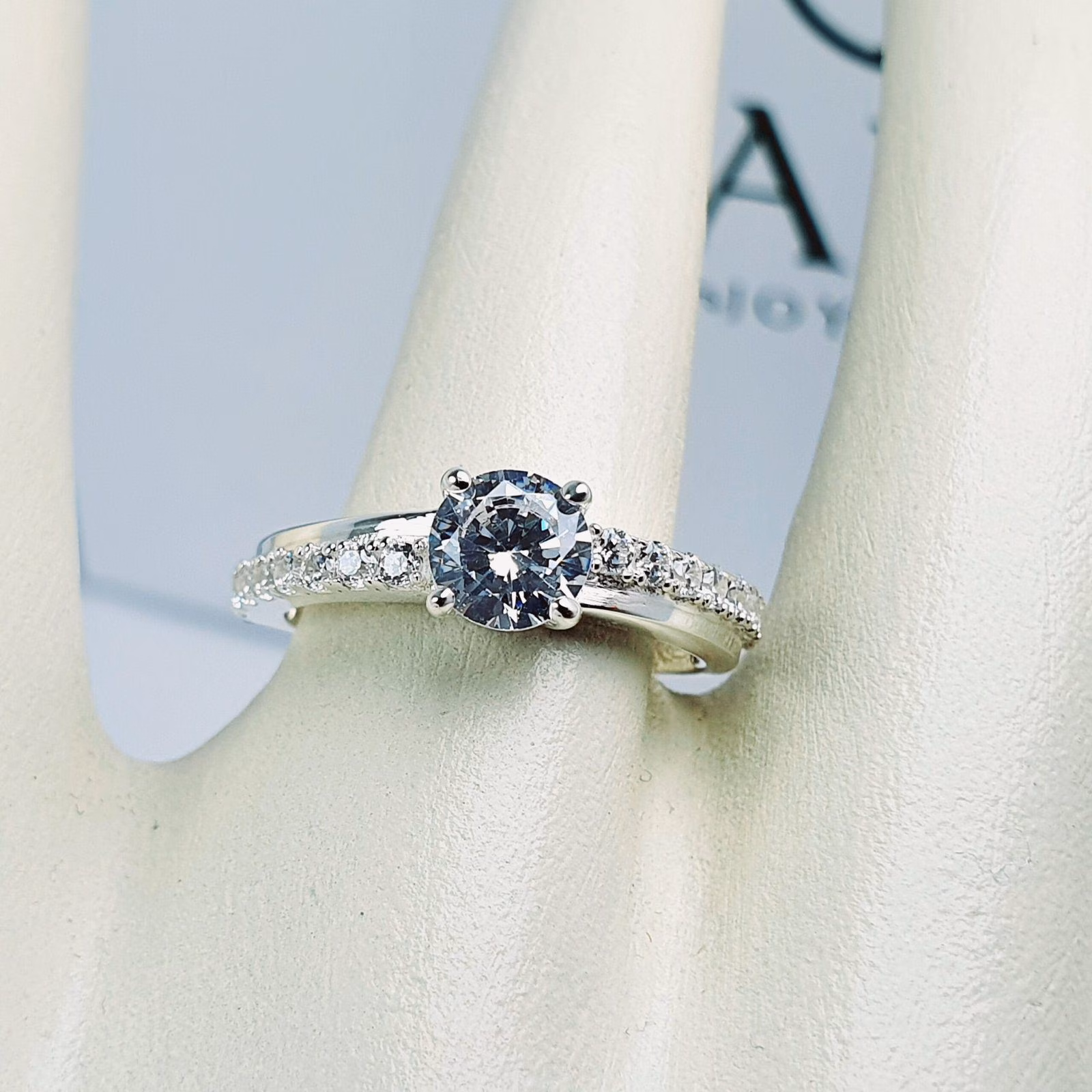 Anillo Fernanda de Compromiso en Plata con Piedras Laterales