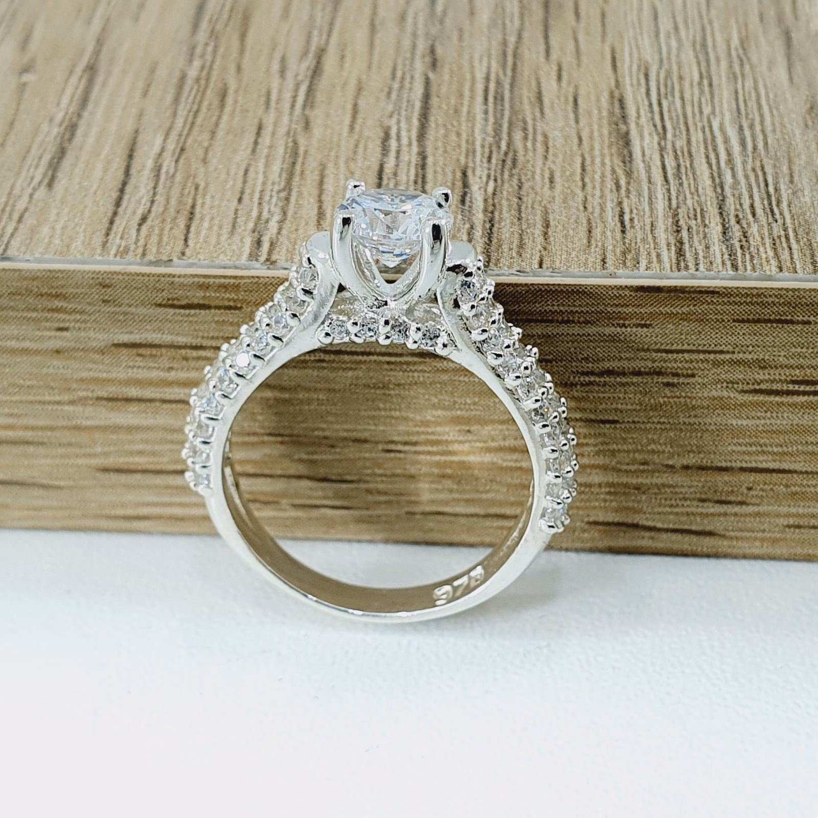 Anillo full piedras en plata con circones