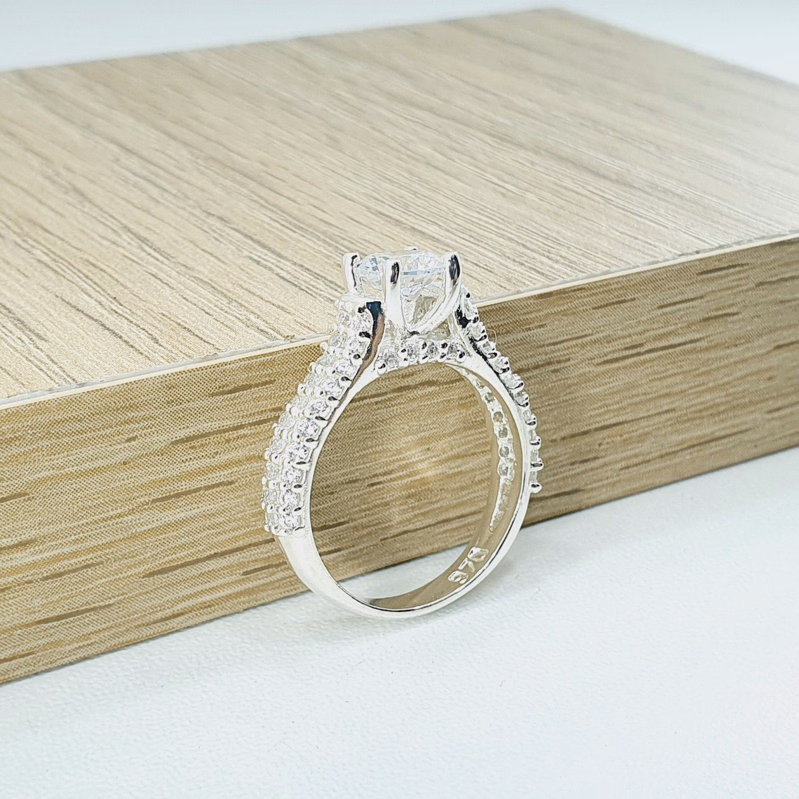 Anillo full piedras en plata con circones