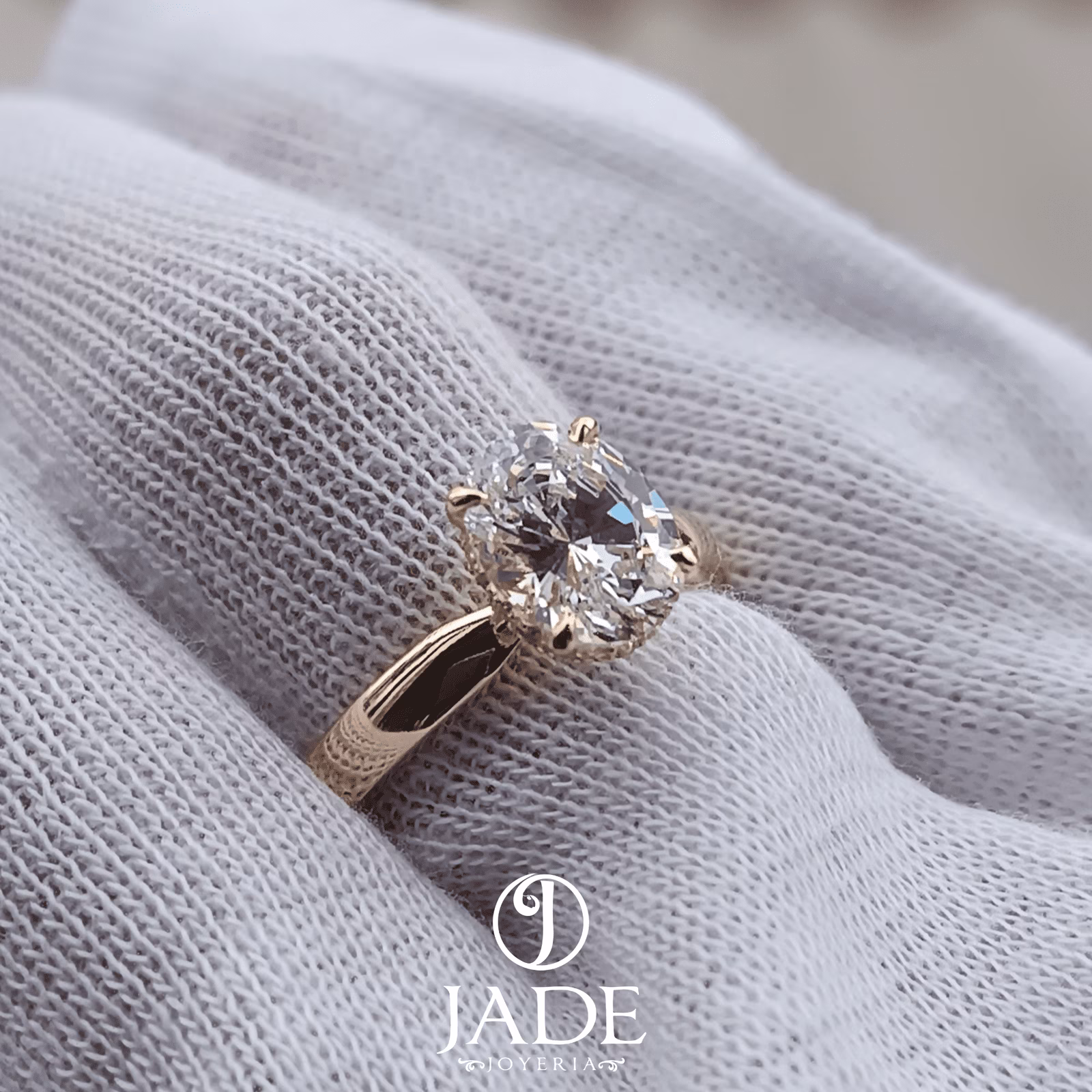 Anillo Gladys de compromiso en oro 18k