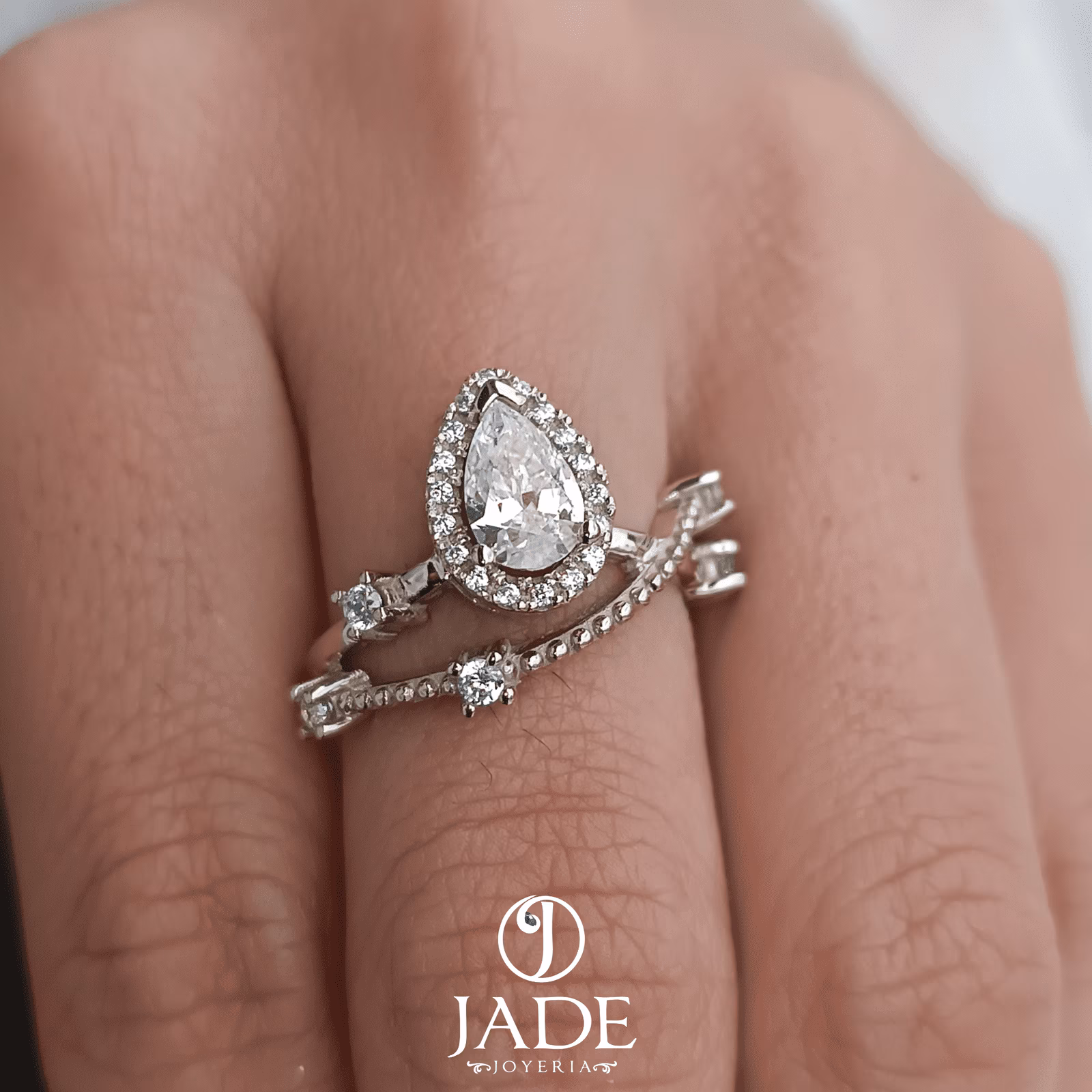 Anillo Mabel de compromiso en oro blanco 18k
