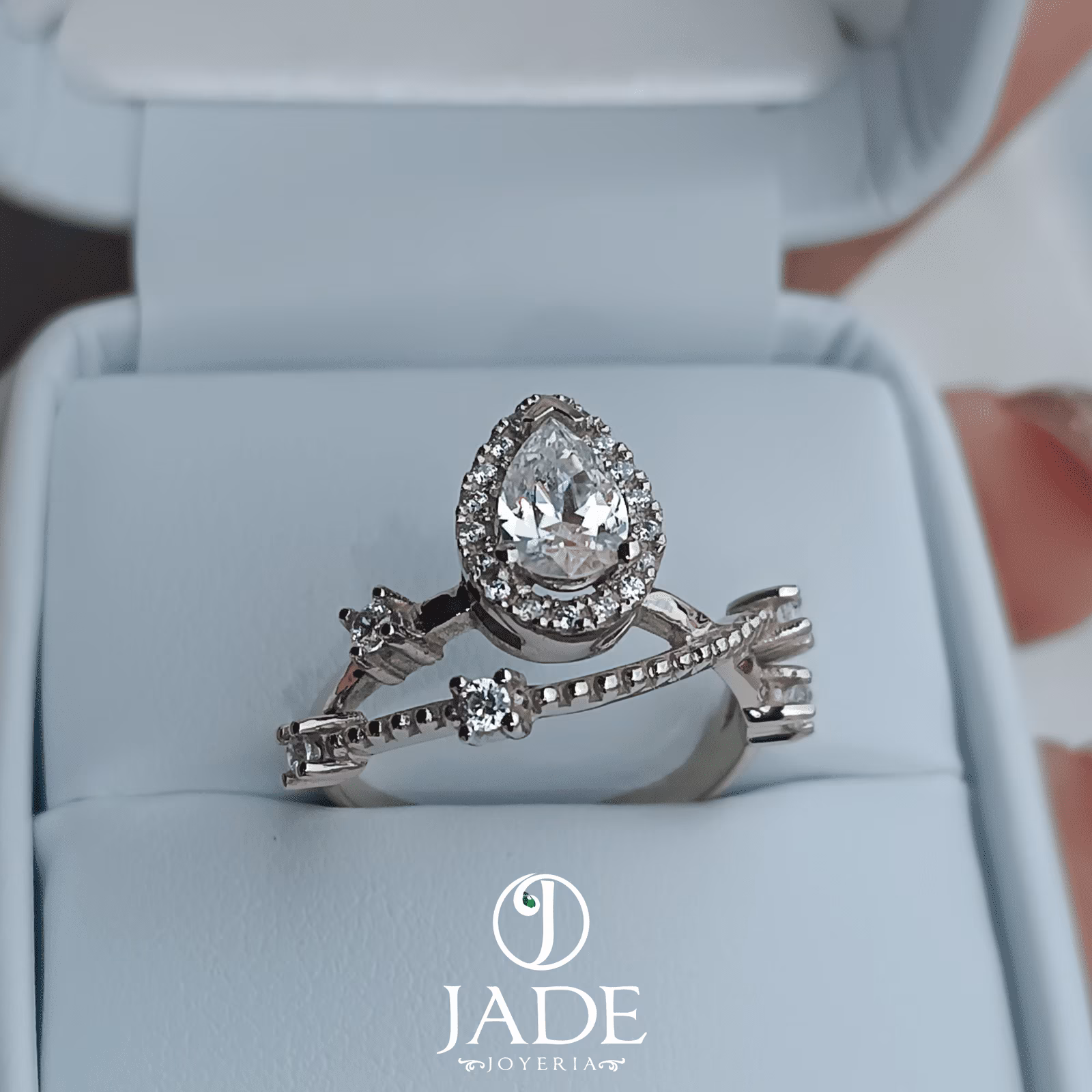 Anillo Mabel de compromiso en oro blanco 18k