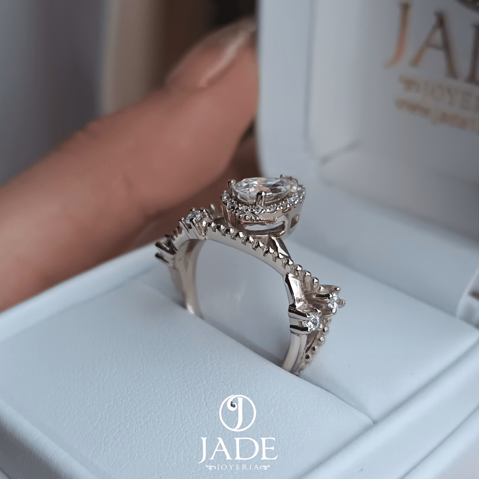 Anillo Mabel de compromiso en oro blanco 18k