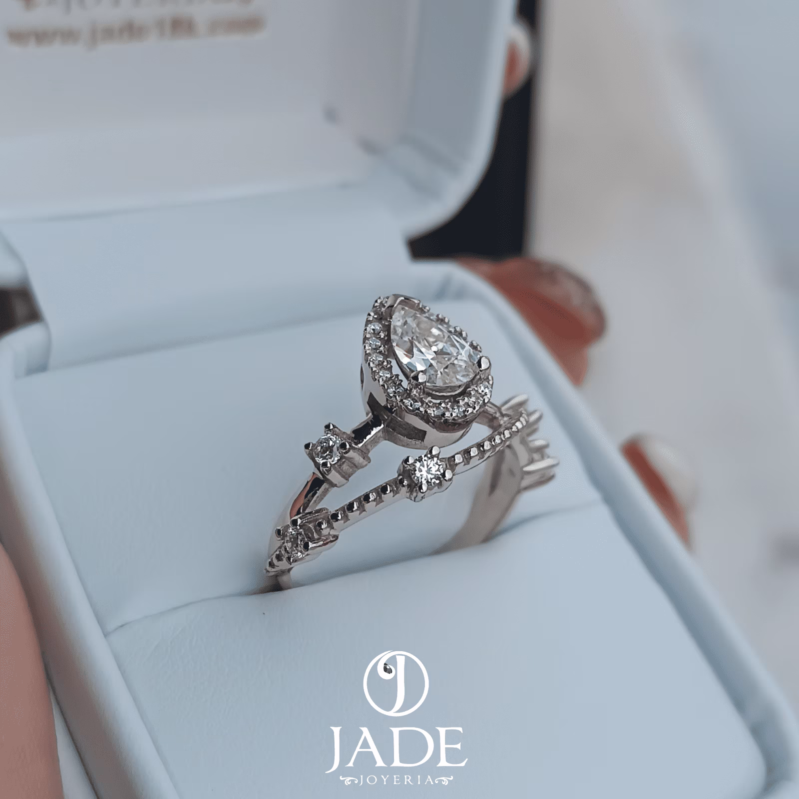 Anillo Mabel de compromiso en oro blanco 18k