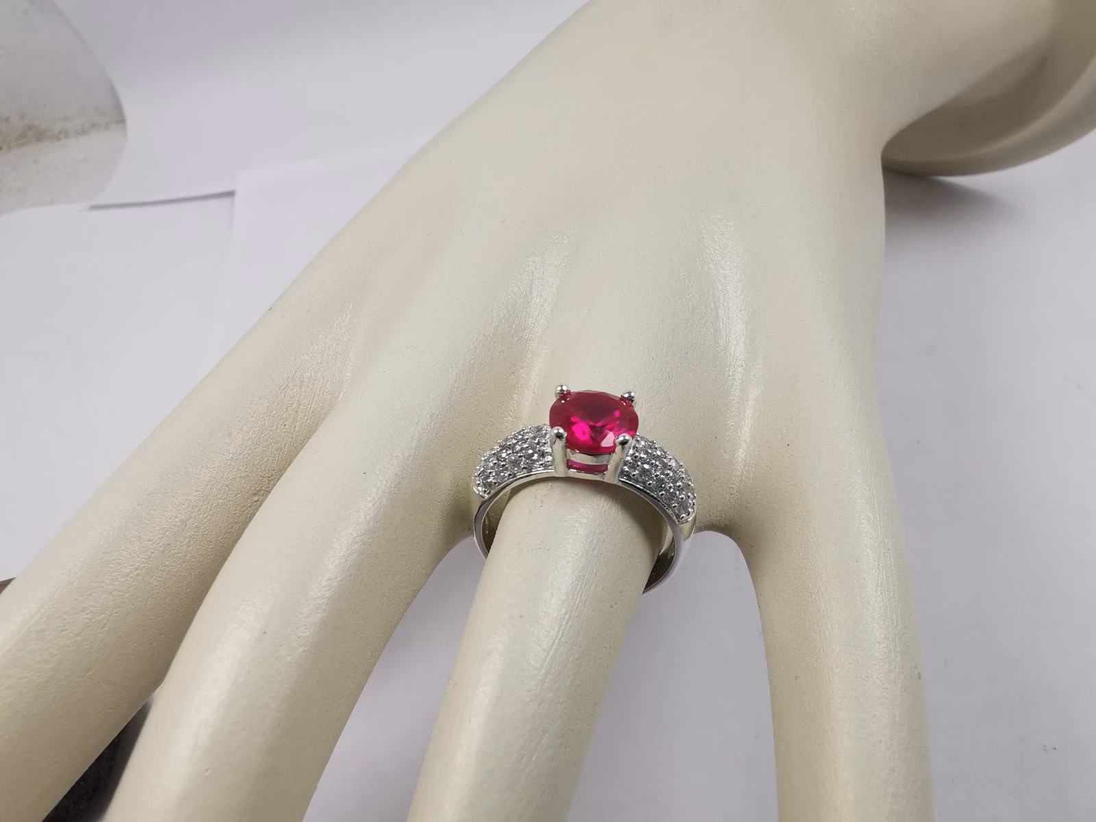 Anillo Mariel de Compromiso en Plata Piedra Roja Brillante
