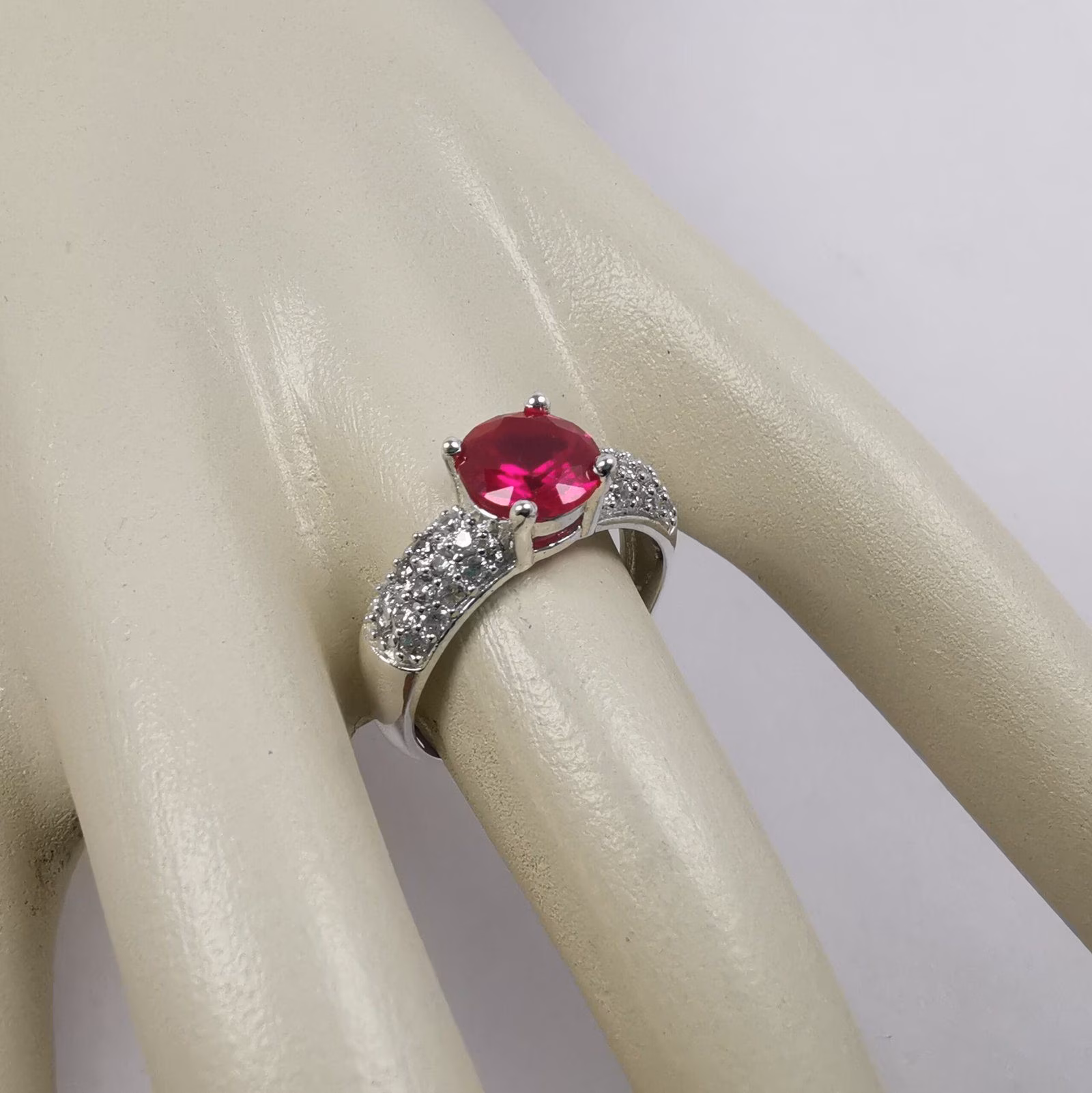 Anillo Mariel de Compromiso en Plata Piedra Roja Brillante