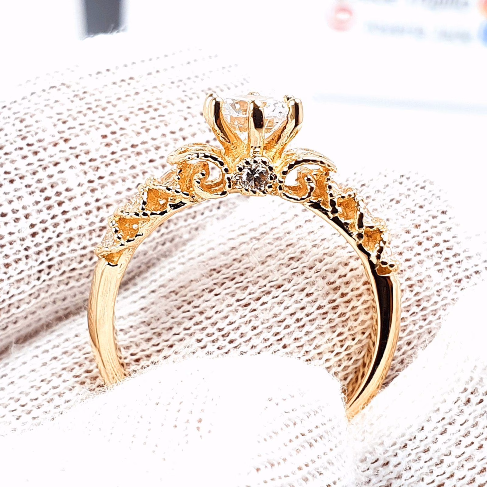Anillo Nayara de Compromiso Oro 18k Piedra Redonda