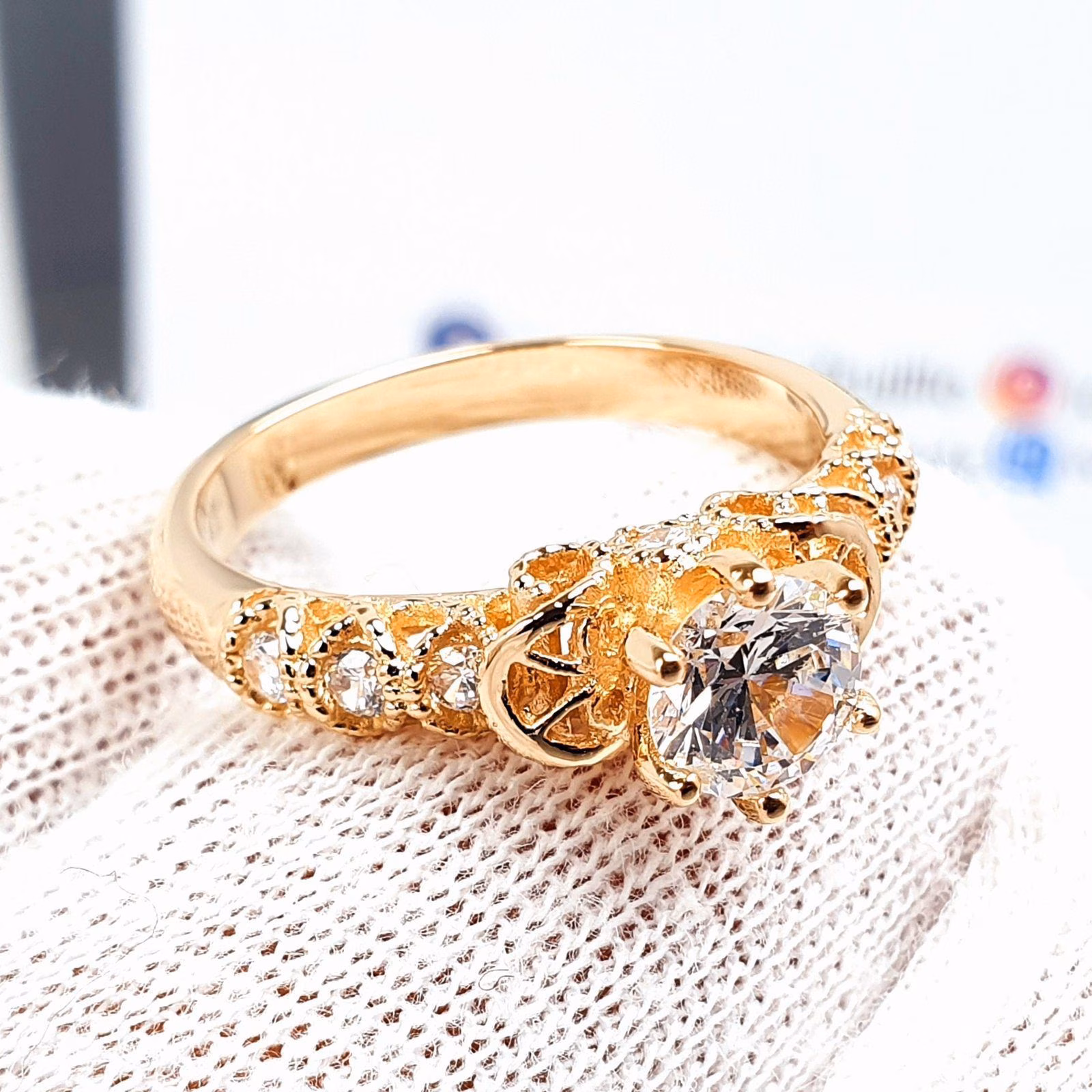 Anillo Nayara de Compromiso Oro 18k Piedra Redonda