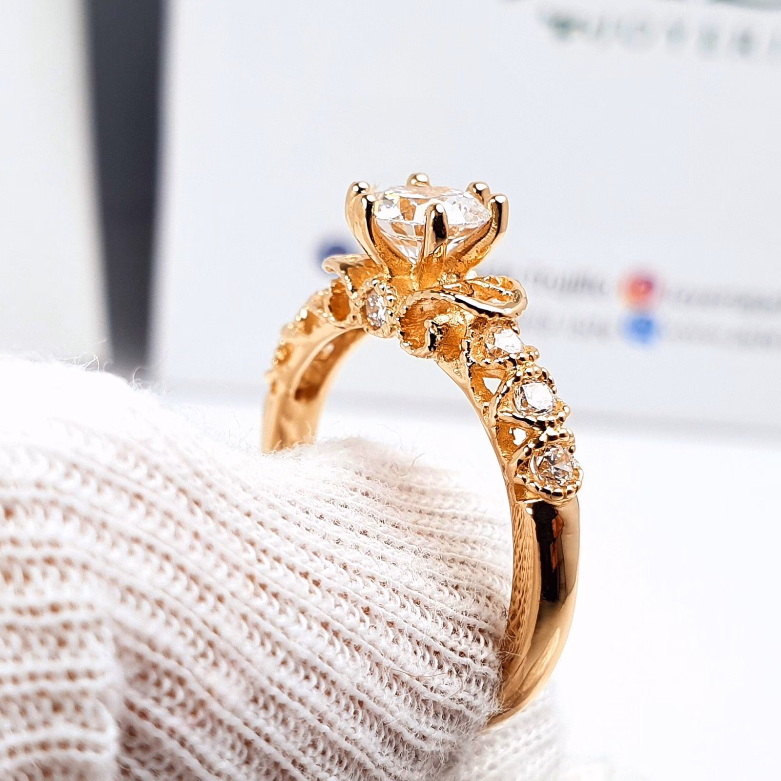 Anillo Nayara de Compromiso Oro 18k Piedra Redonda
