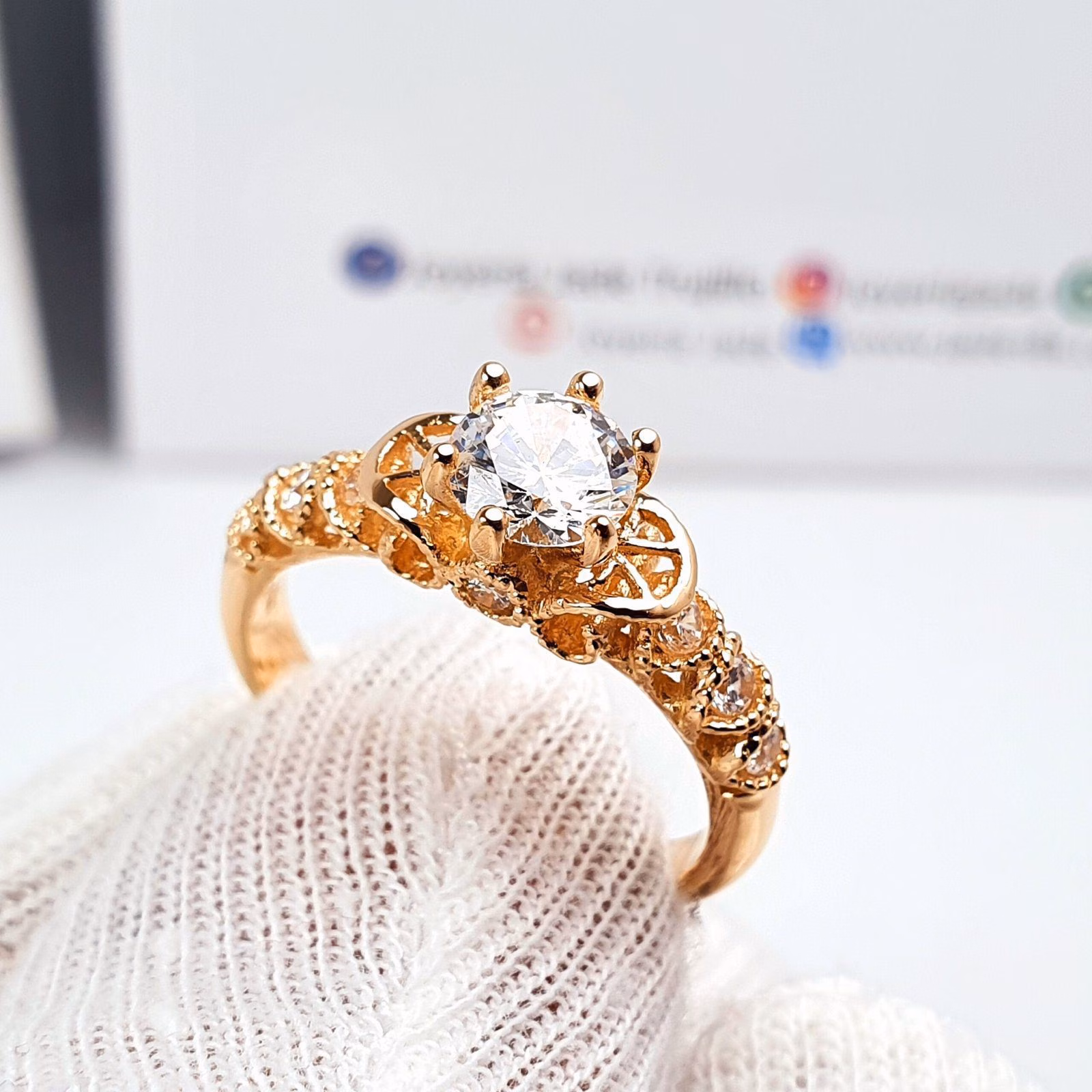 Anillo Nayara de Compromiso Oro 18k Piedra Redonda