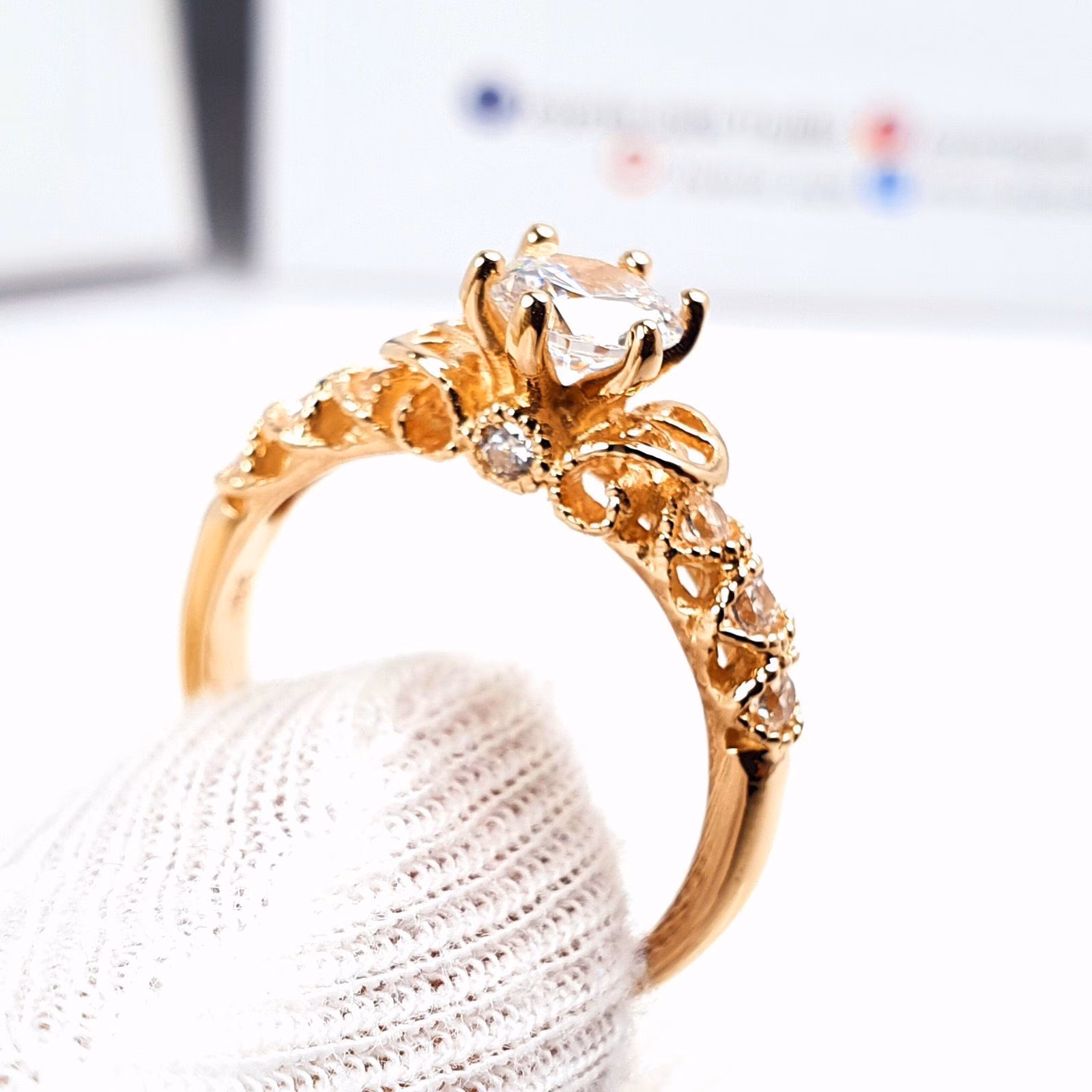 Anillo Nayara de Compromiso Oro 18k Piedra Redonda