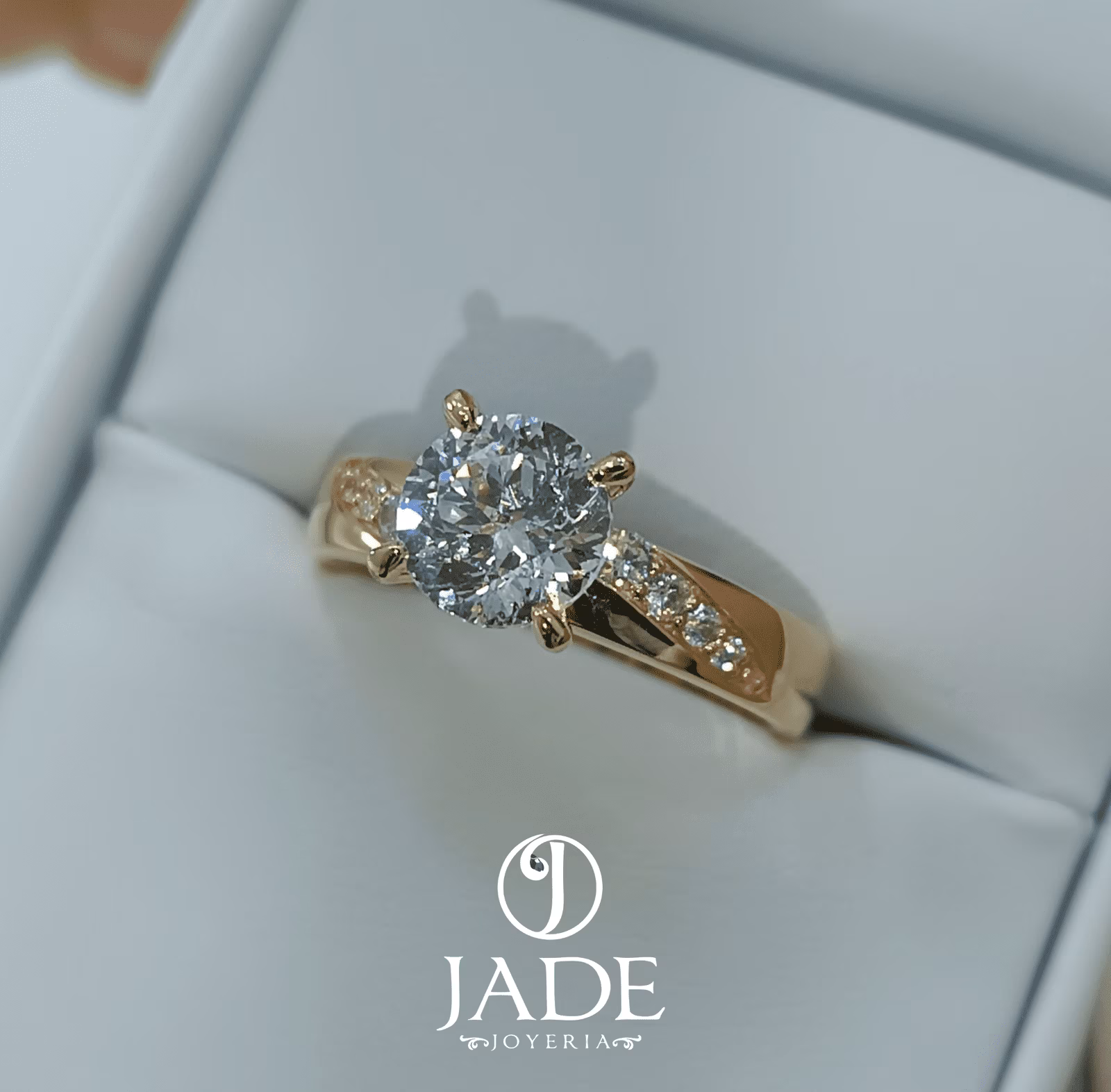 Anillo Nick de compromiso en oro 18k