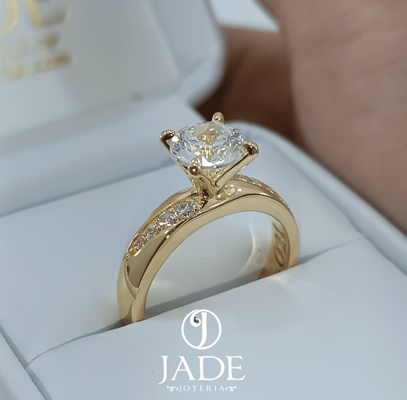 Anillo Nick de compromiso en oro 18k