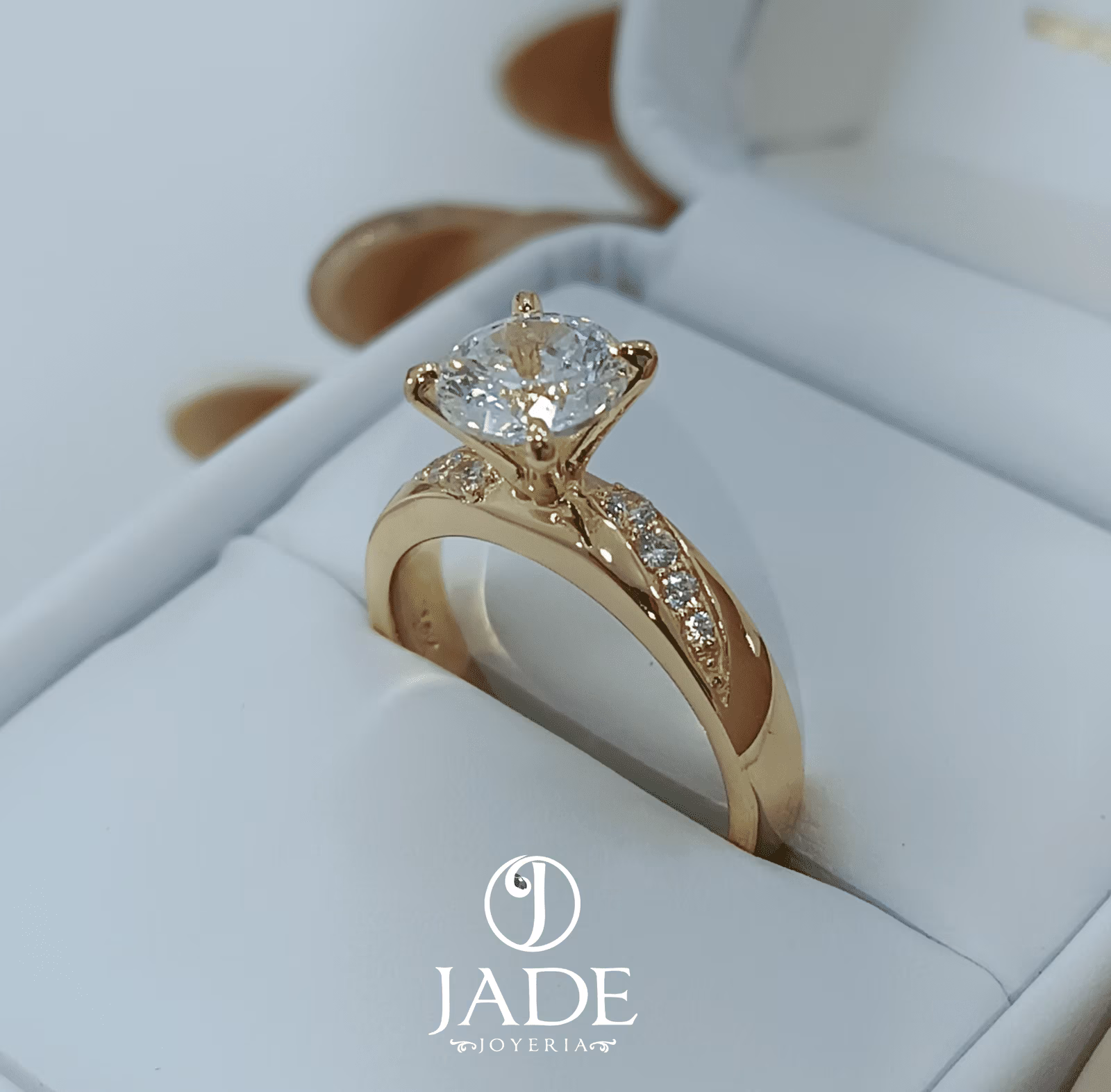 Anillo Nick de compromiso en oro 18k