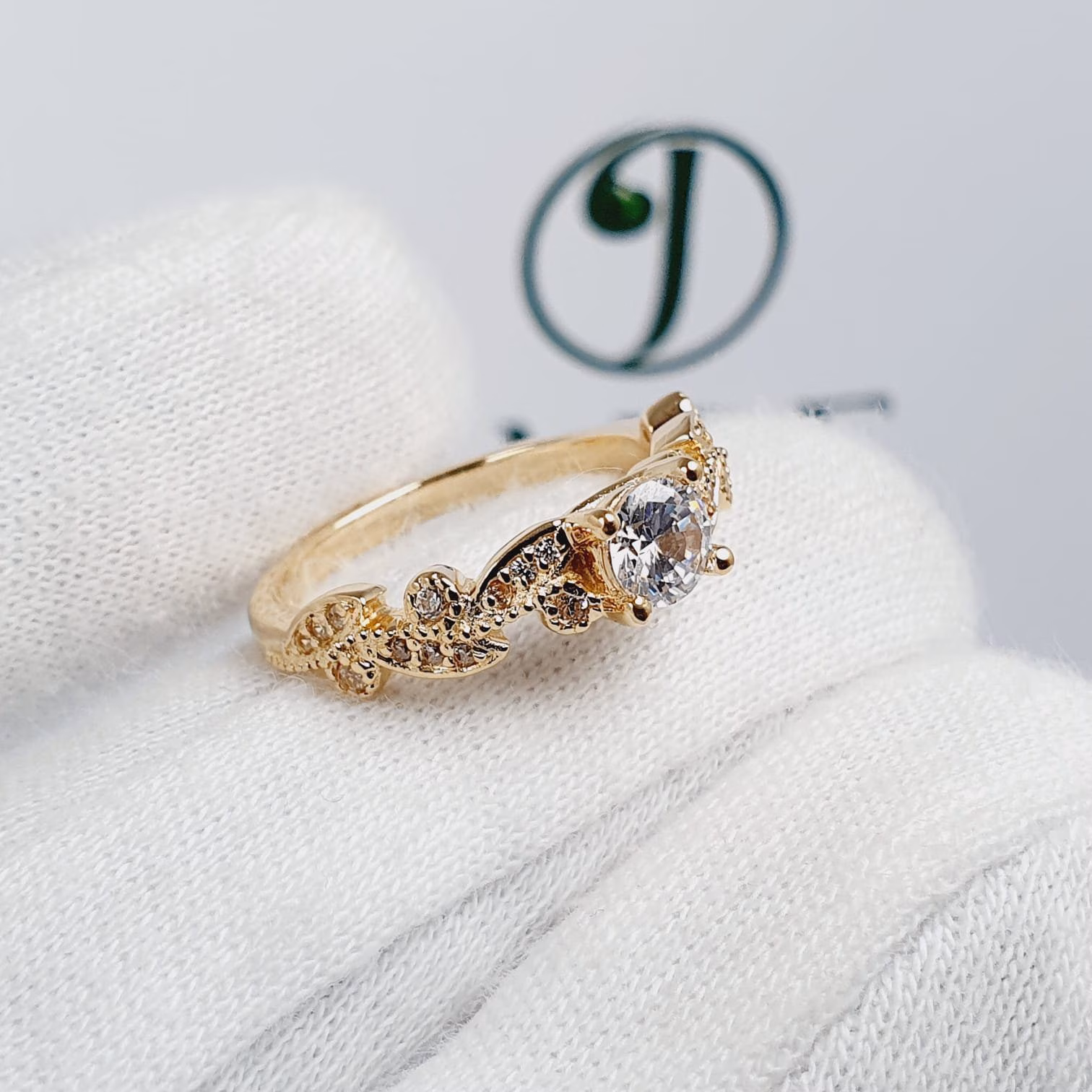 Anillo Paula de Compromiso Oro 18K Piedra Redonda Blanca