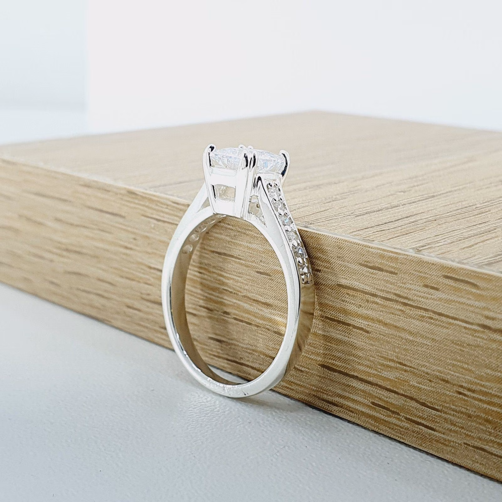 Anillo piedra cuadrada en plata.