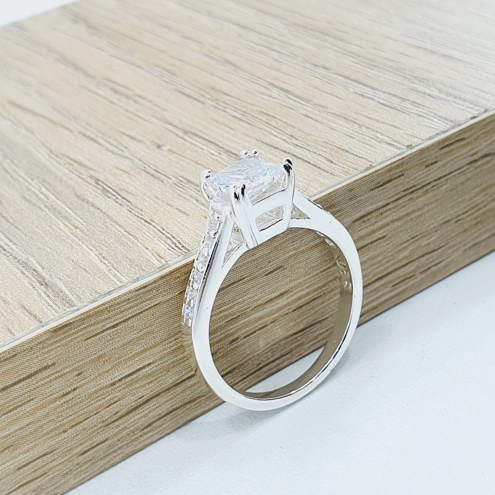 Anillo piedra cuadrada en plata.