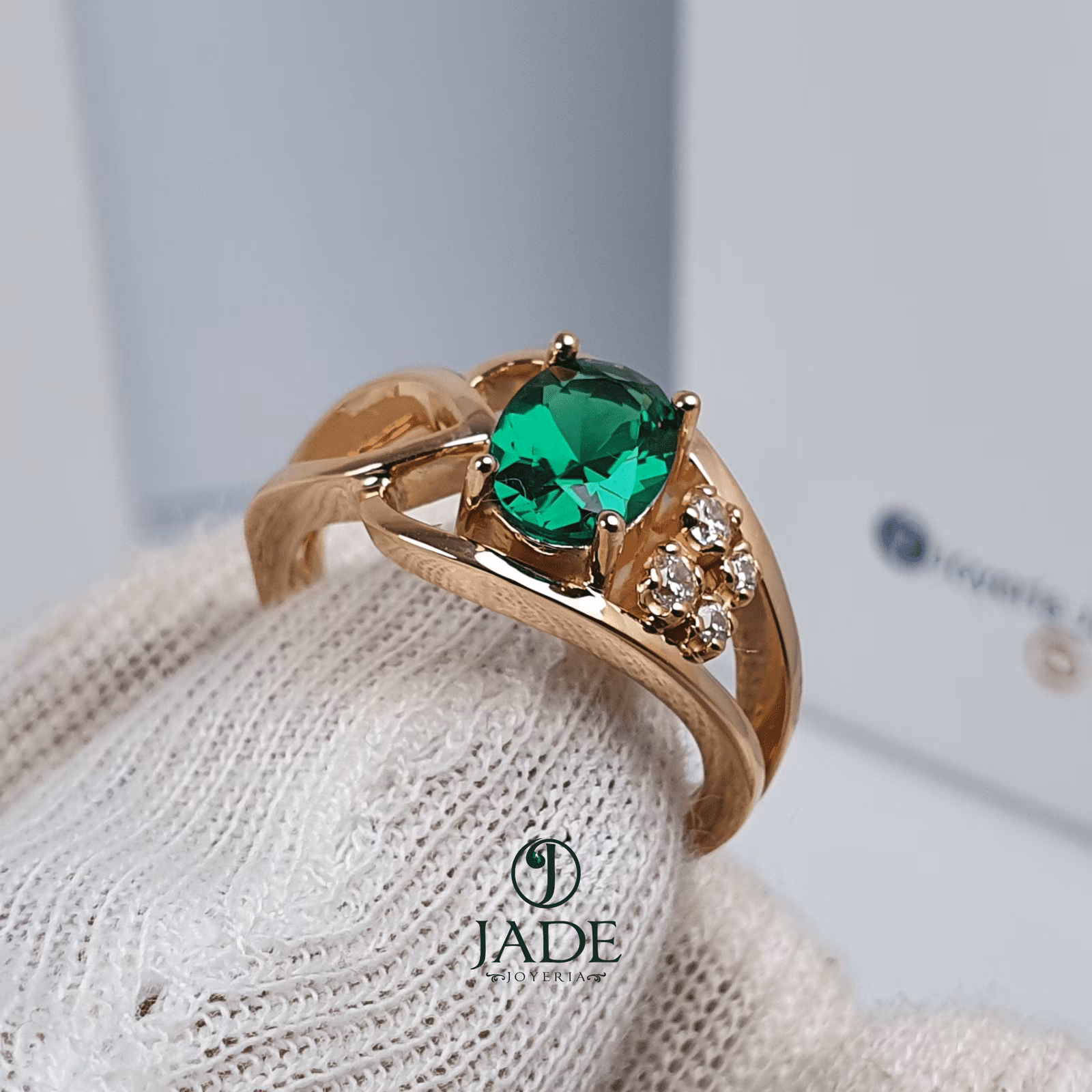 Anillo piedra verde en oro de 18k