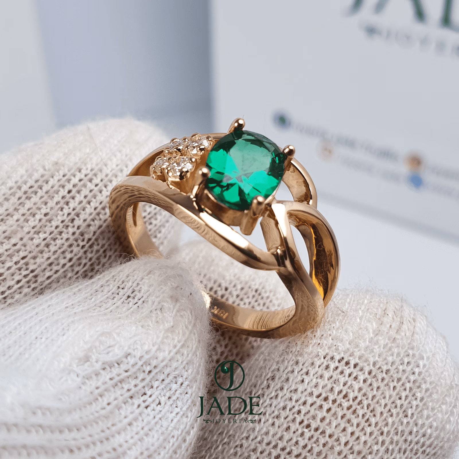 Anillo piedra verde en oro de 18k