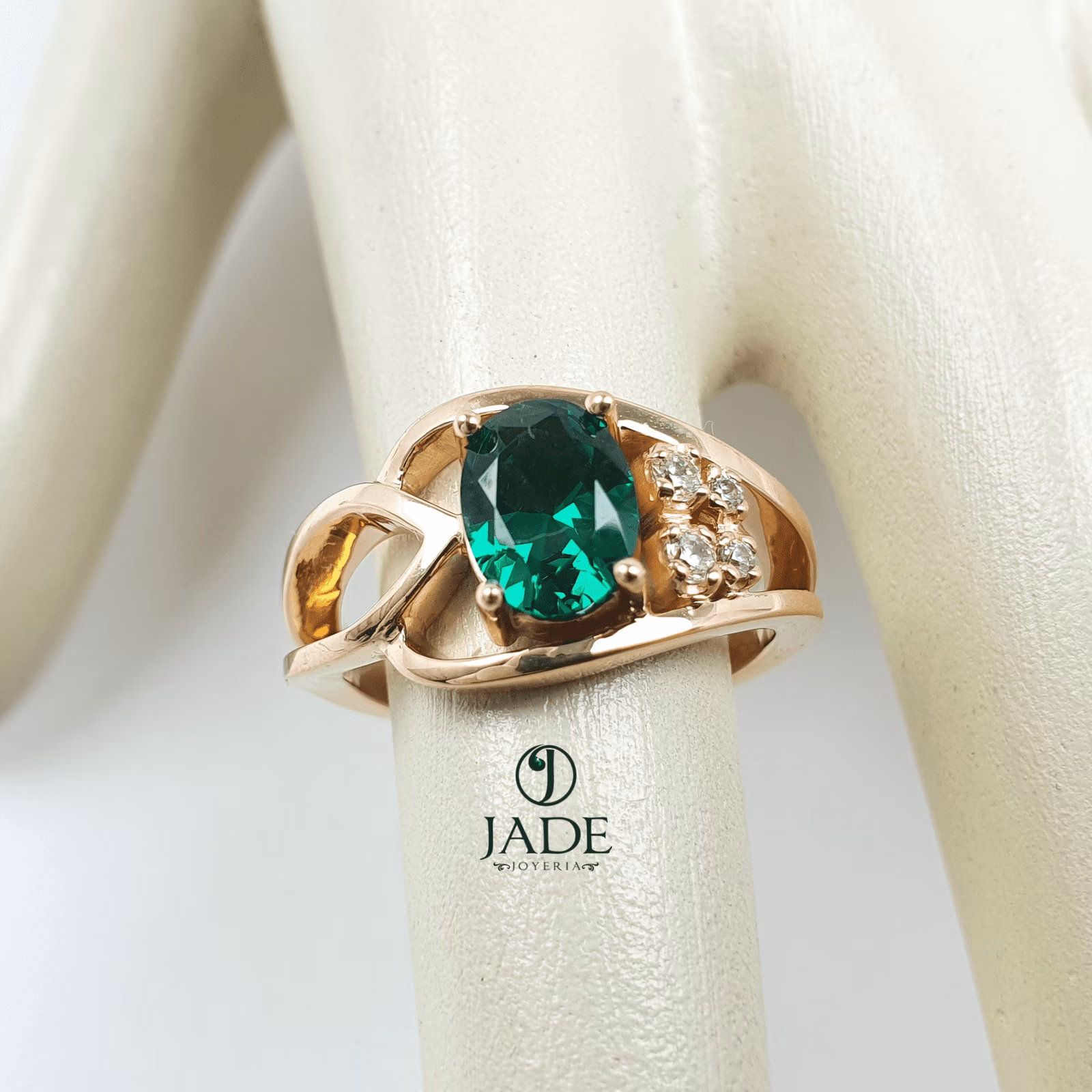 Anillo piedra verde en oro de 18k