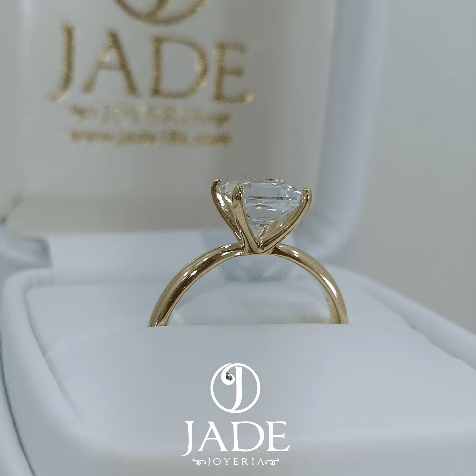 Anillo Susan de compromiso piedra corte cuadrada en oro 18k