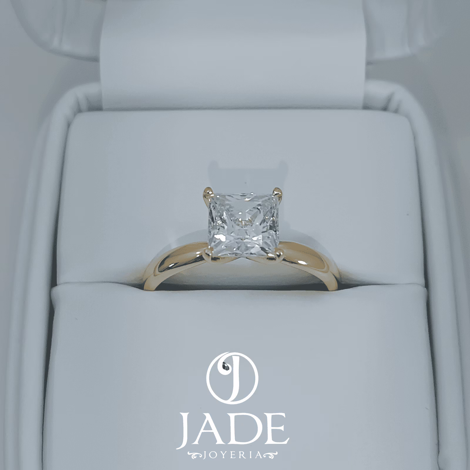 Anillo Susan de compromiso piedra corte cuadrada en oro 18k