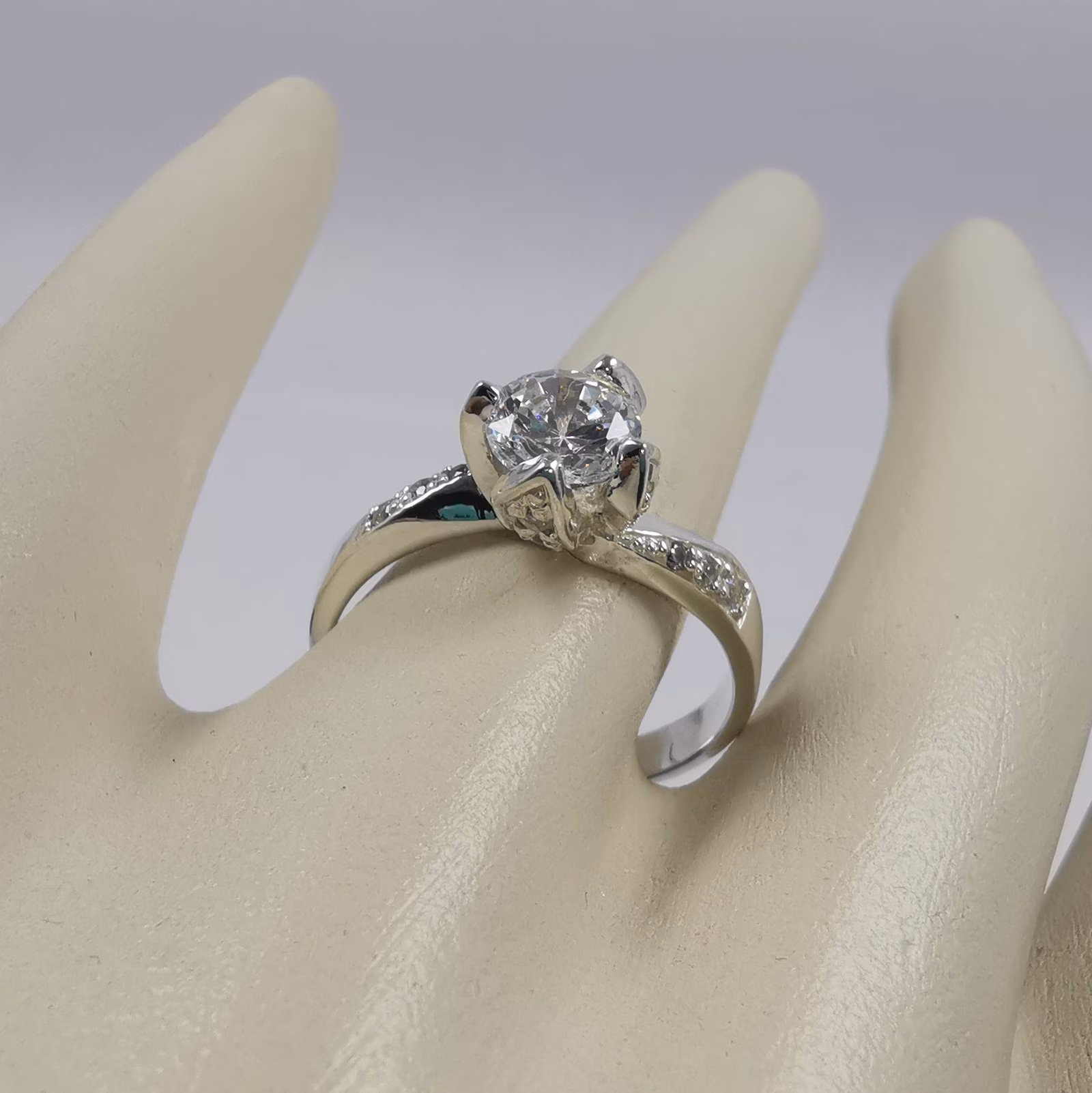 Anillo Ursula de Compromiso en Plata Tipo Flor